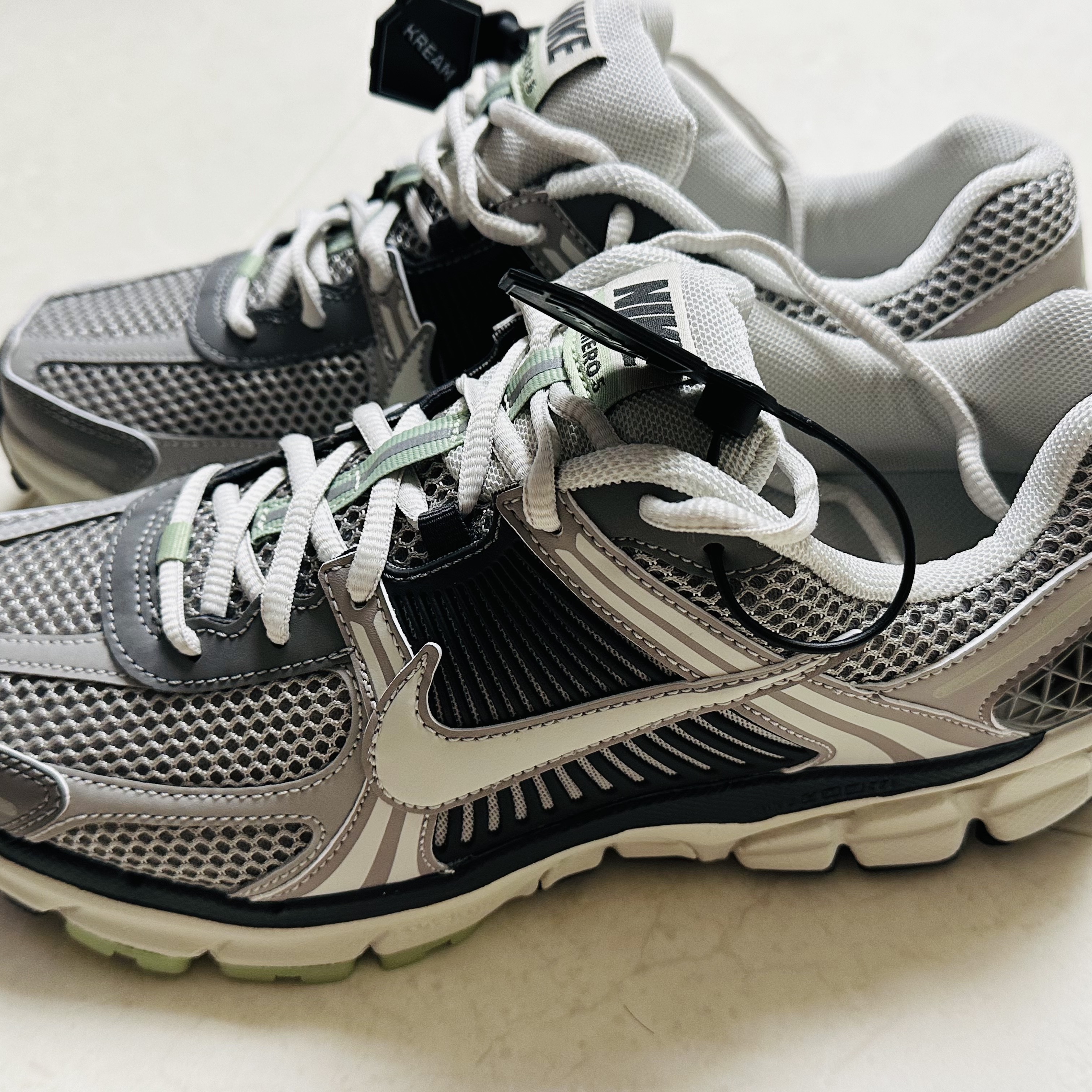 (W) Nike Zoom Vomero 5 Cobblestone and Flat Pewter 착용 스타일
