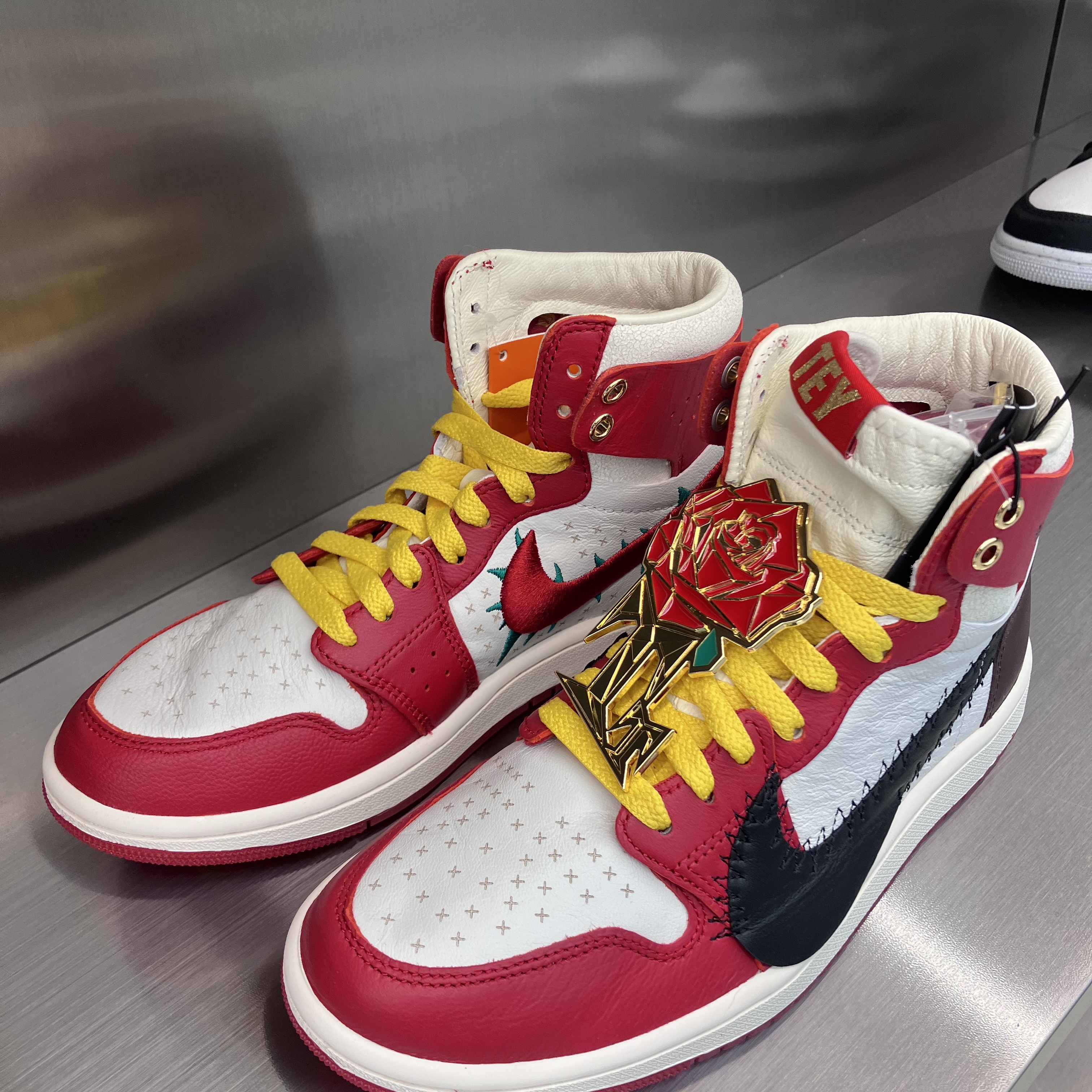 Jordan 1 Retro High Spider-Man Next Chapter, (W) Jordan 1 x Teyana Taylor Zoom CMFT 2 Gym Red 착용 스타일 - 2