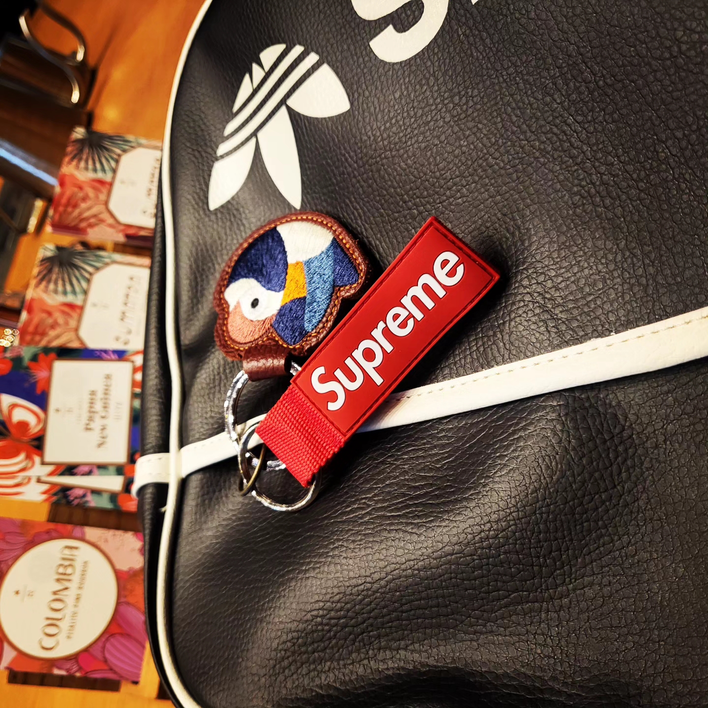 Supreme Pigment Canvas S Logo 6-Panel Navy - 23SS, Supreme Webbing Keychain Red - 23SS 착용 스타일 - 2