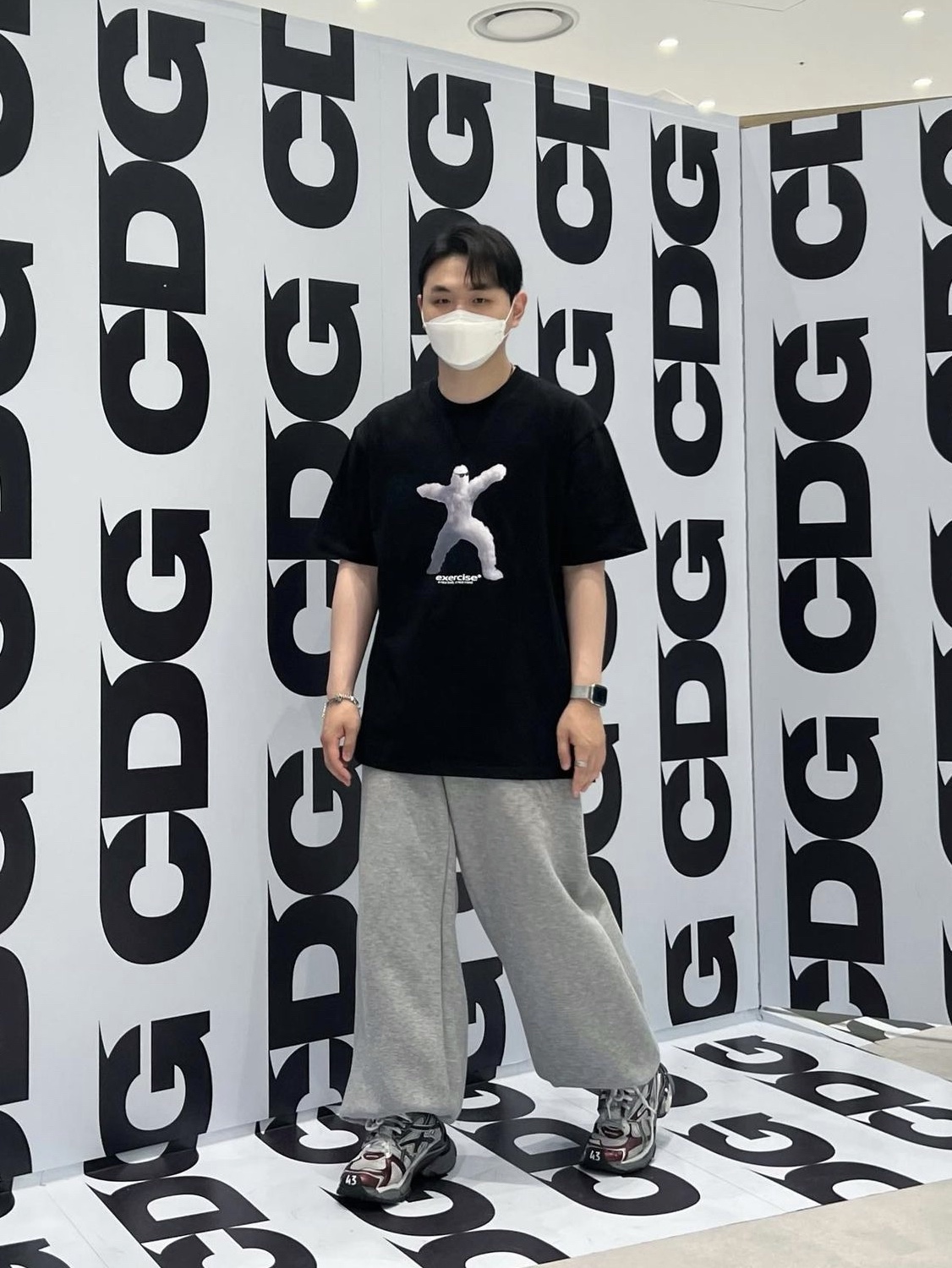 Balenciaga Runner Sneakers Grey Burgundy 착용 스타일