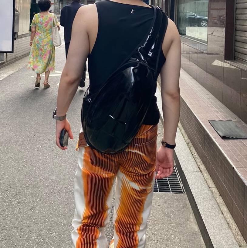 Jacquemus La Casquette Artichaut Fringe Baseball Cap Brown, H&M x Mugler Corset Waist Tank Top Black 착용 스타일 - 2