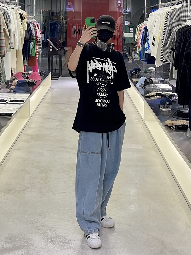 Adidas Superstar White Black, Stussy DSM World Tour T-Shirt Black 착용 스타일 - 3