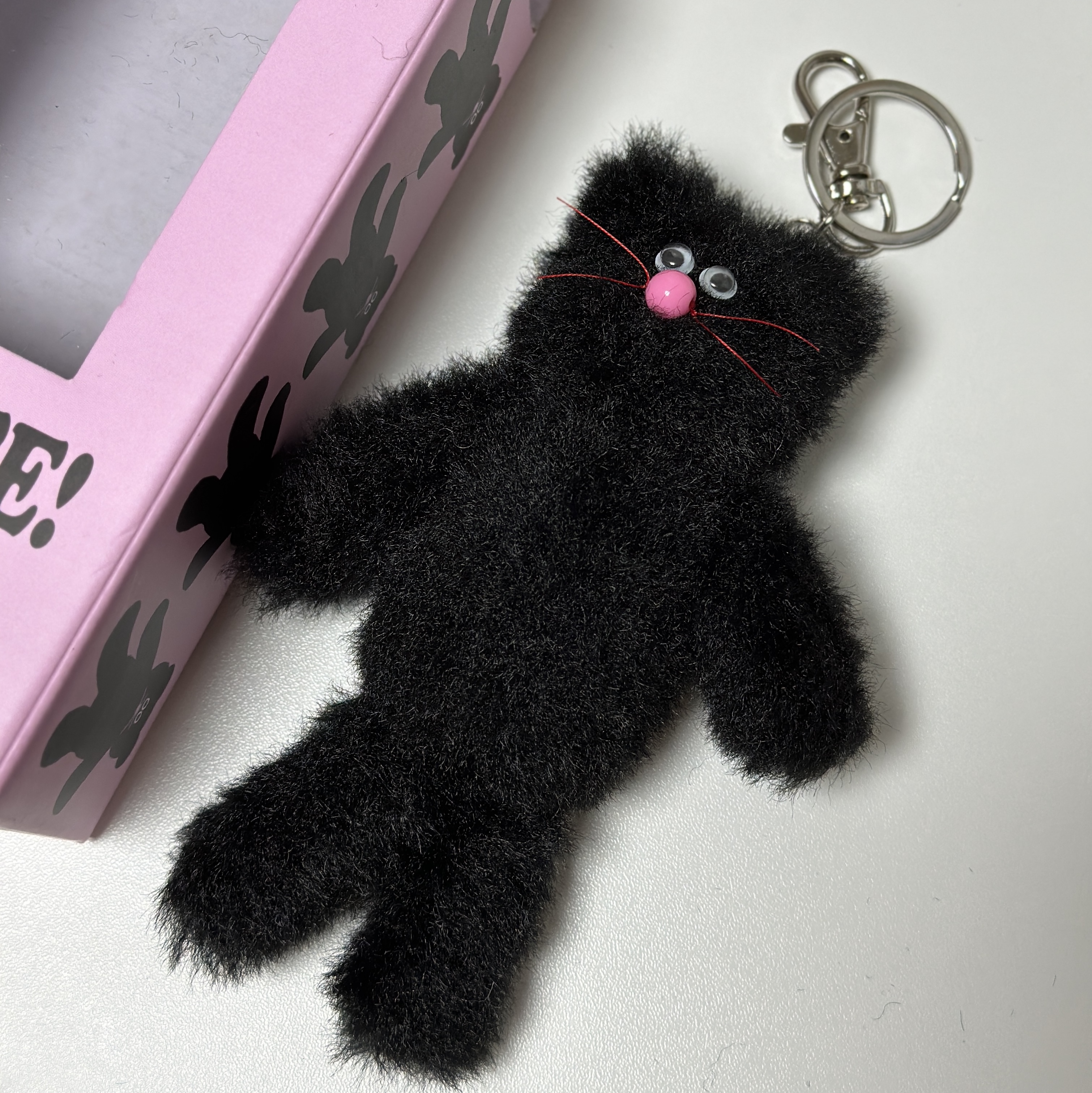 [KREAM 단독] Monamhee Beulpingi Keyring with White Pants Black 착용 스타일