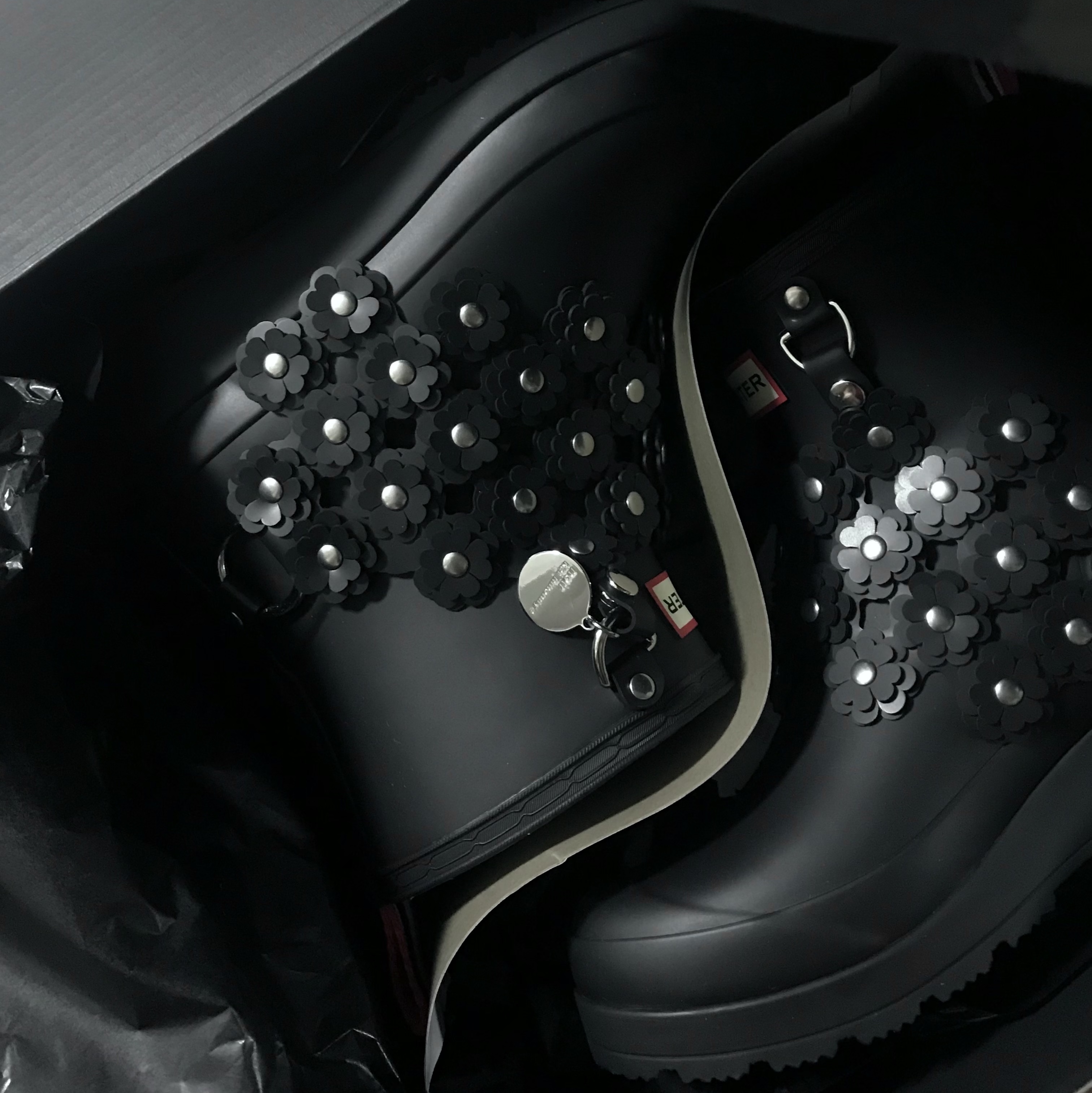 (W) Hunter x Noir Kei Ninomiya Floral Embellished Rubber Rain Boots Black 착용 스타일