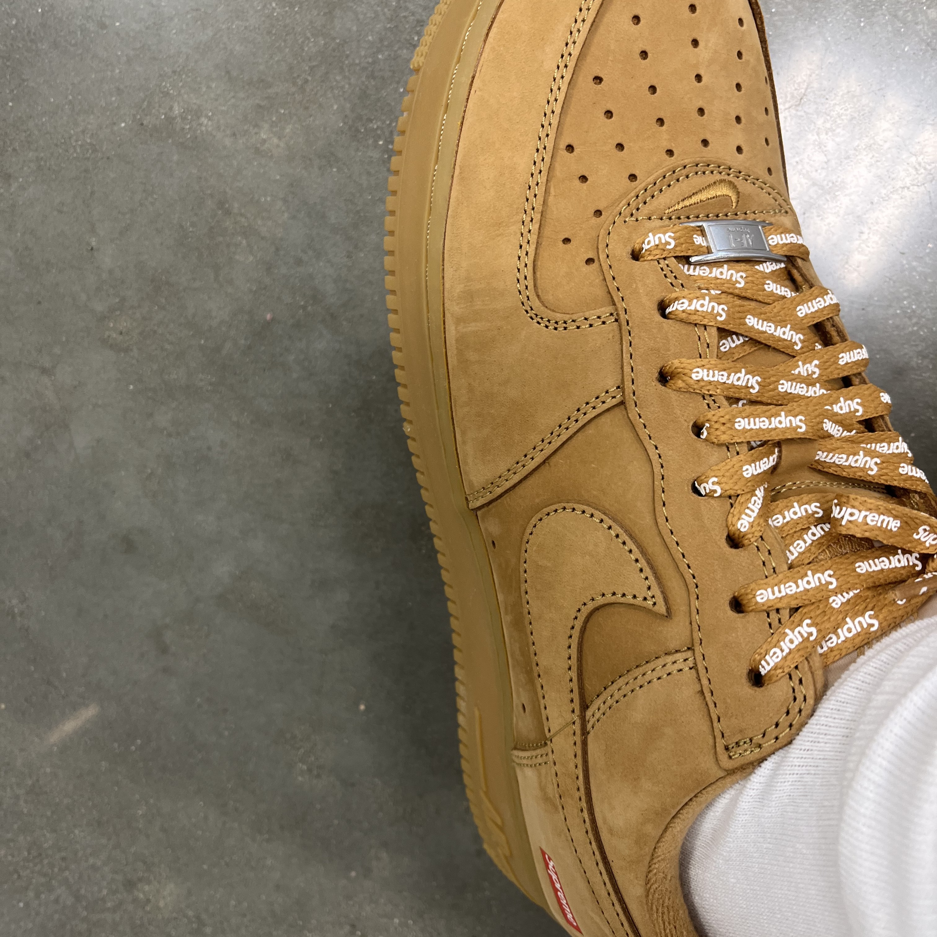 Nike x Supreme Air Force 1 Low Flax 착용 스타일