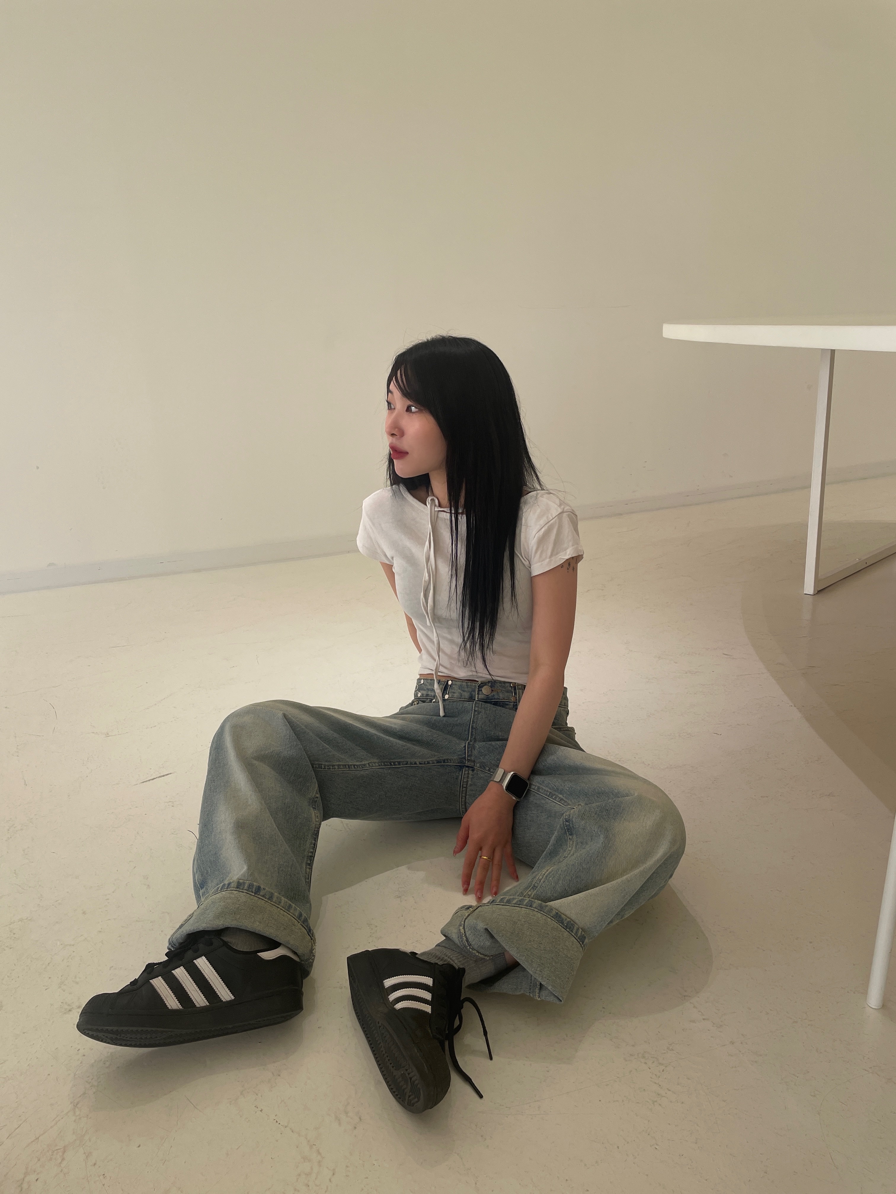 Adidas Superstar Core Black White 착용 스타일 - 2