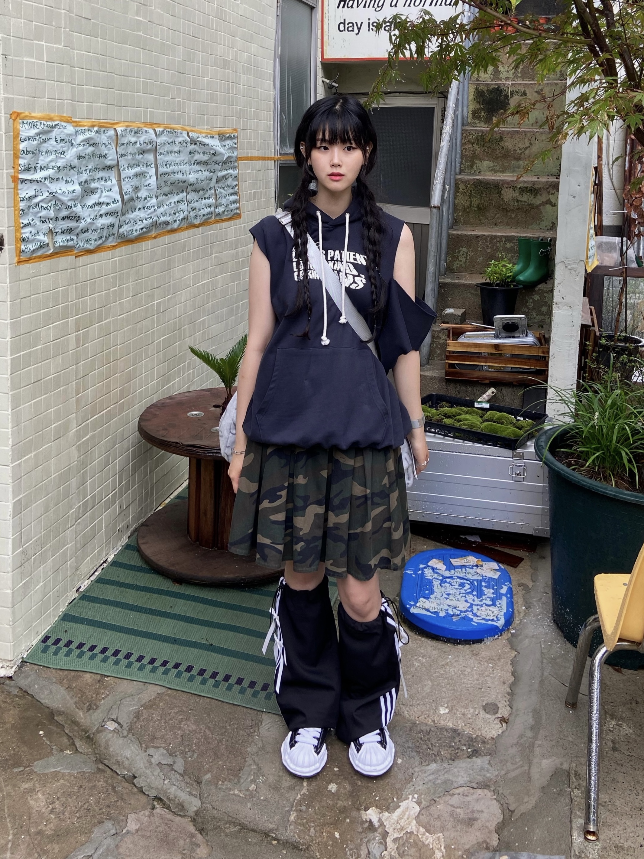 Maison Mihara Yasuhiro Blakey OG Sole Canvas Low-top Sneakers Black White 착용 스타일 - 5