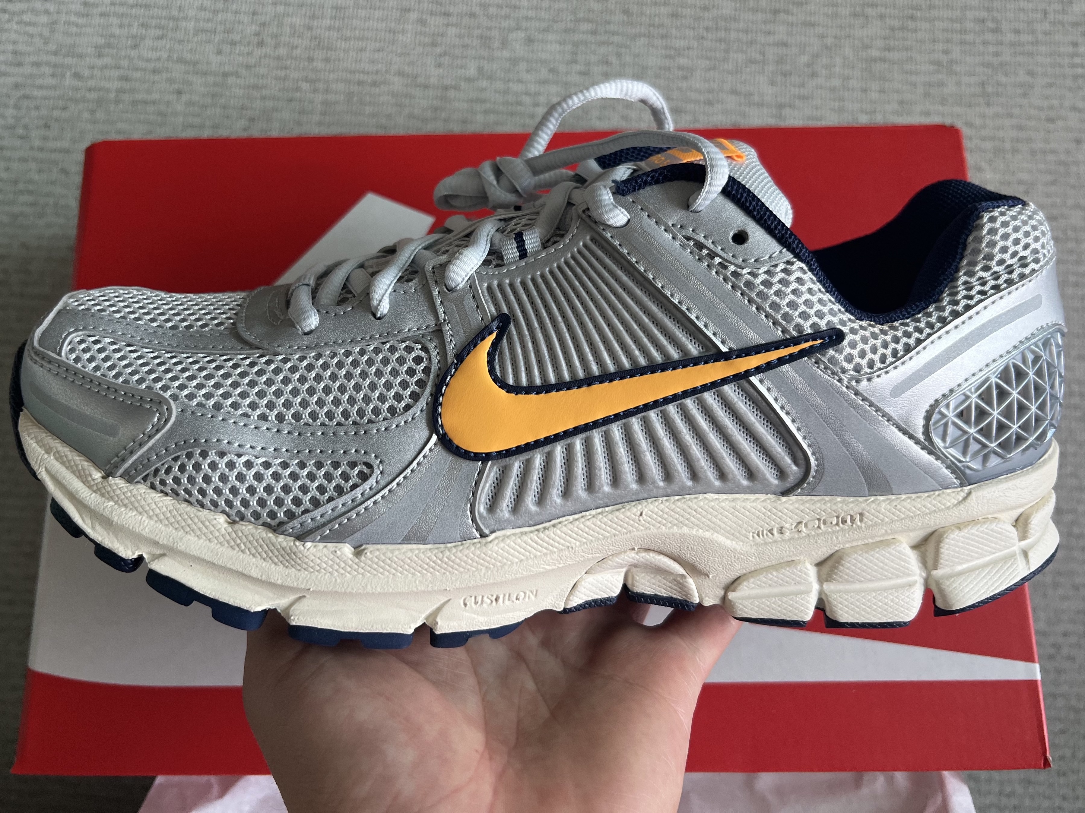 Nike Zoom Vomero 5 Pure Platinum and Laser Orange 착용 스타일