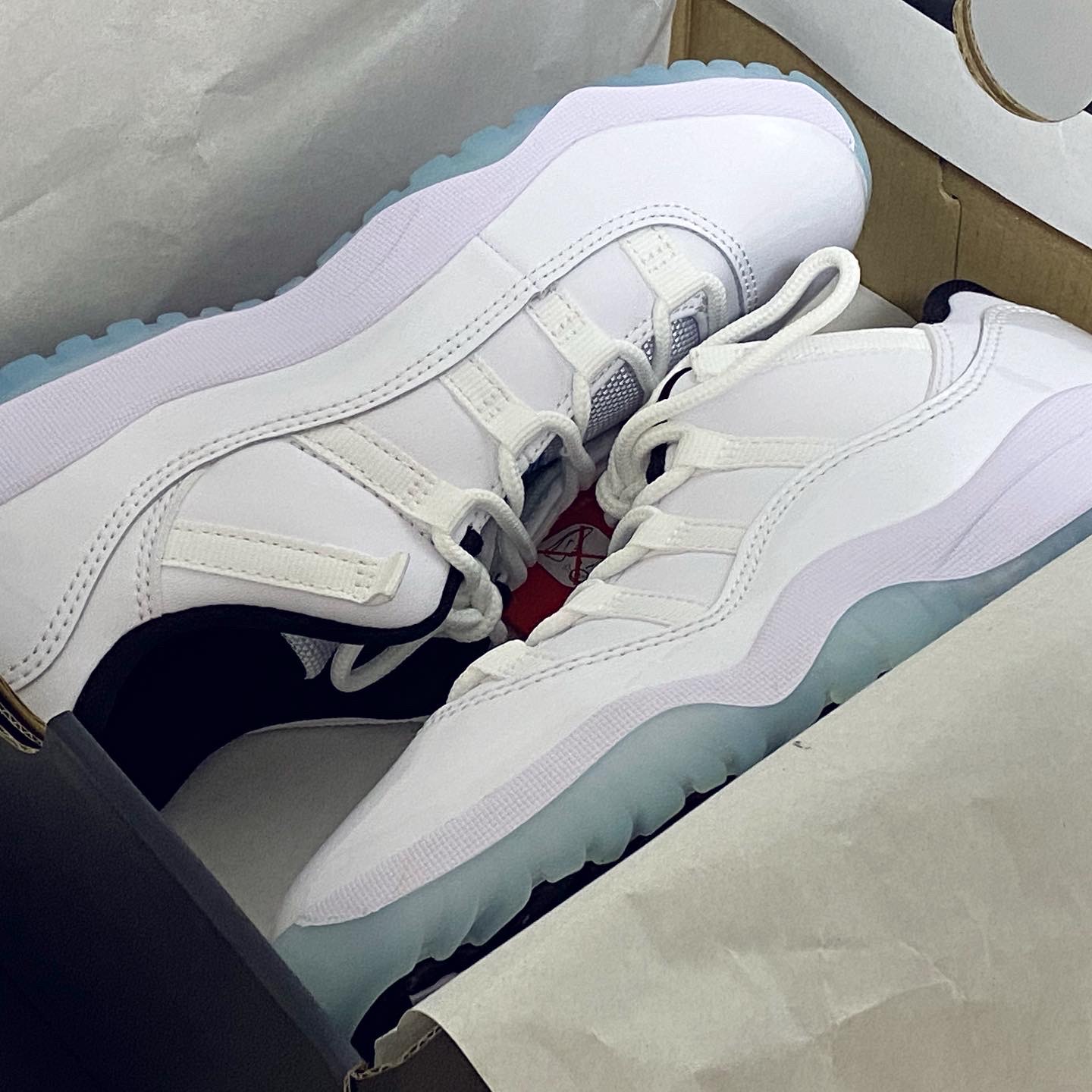 Jordan 11 Retro Low Legend Blue, (GS) Jordan 11 Retro Low Legend Blue 착용 스타일 - 1