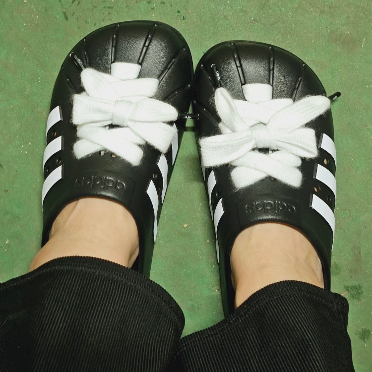 Adidas Adilette Clog Black White 착용 스타일 - 1