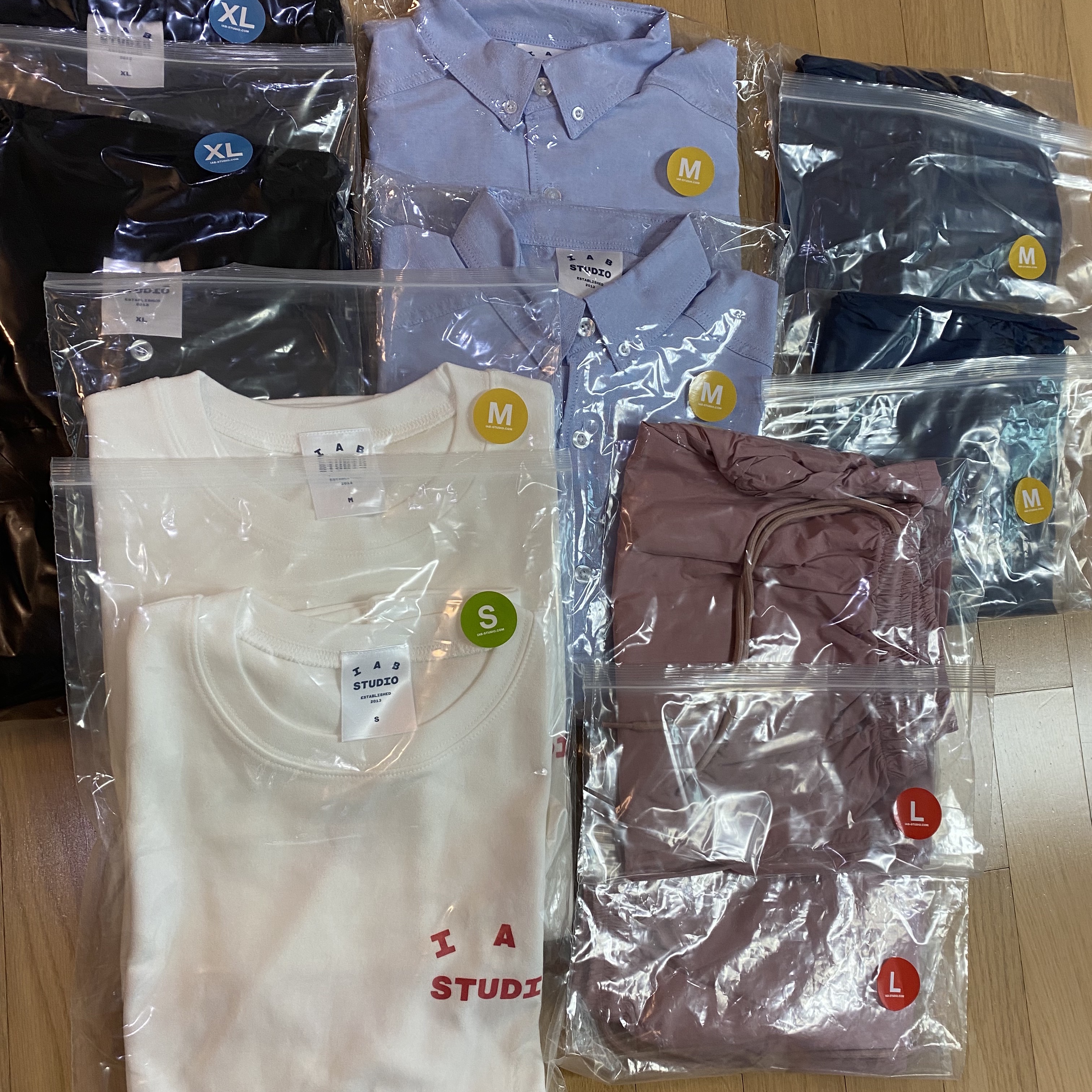 IAB Studio T-Shirt White - The Hyundai Seoul Exclusive, IAB Studio Woven Shorts Navy - The Hyundai Seoul Exclusive 착용 스타일 - 1