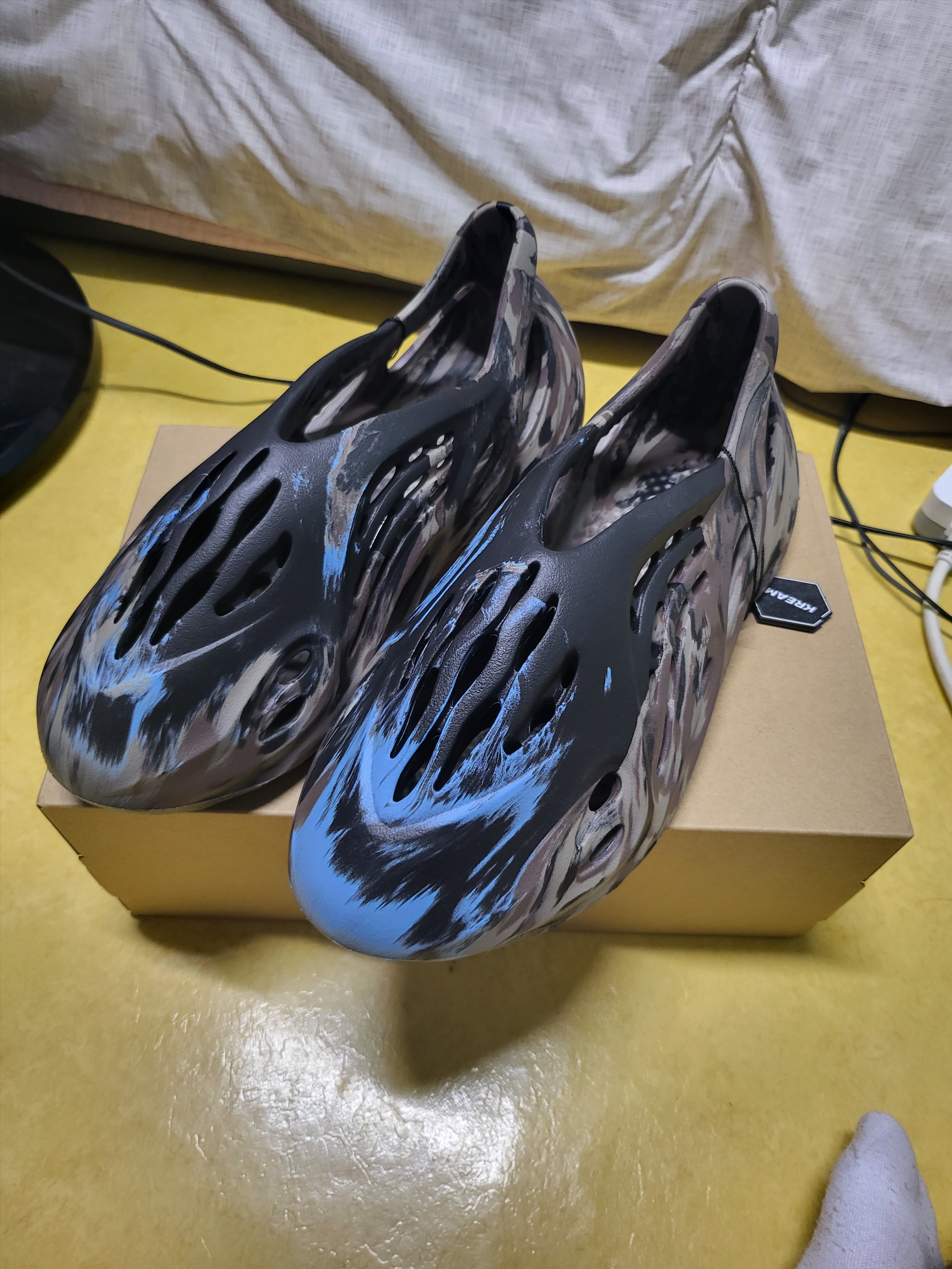 Adidas Yeezy Foam RNNR MX Cinder 착용 스타일 - 2