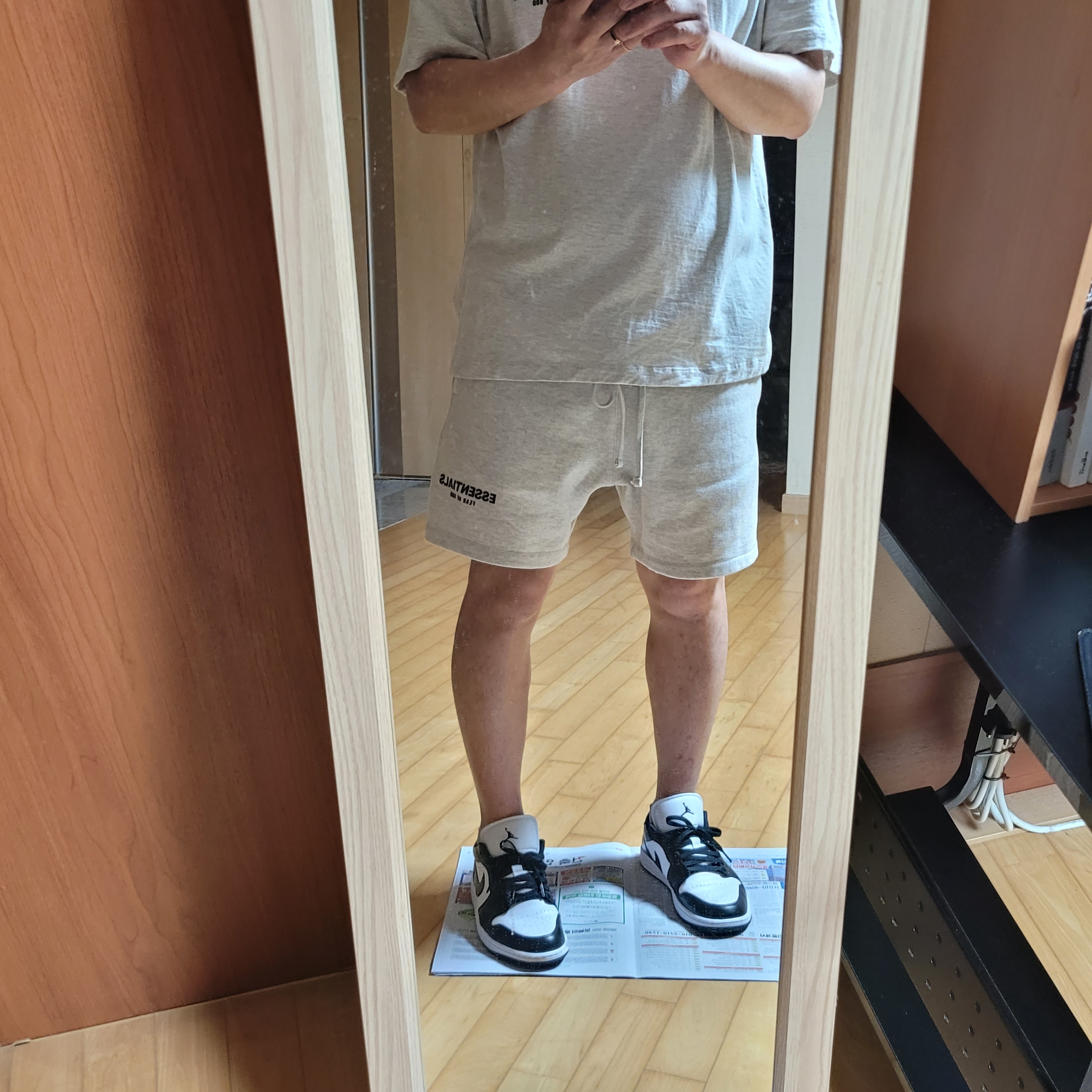 (W) Jordan 1 Low Black and White, Essentials The Core Collection Sweatshorts Light Oatmeal 착용 스타일