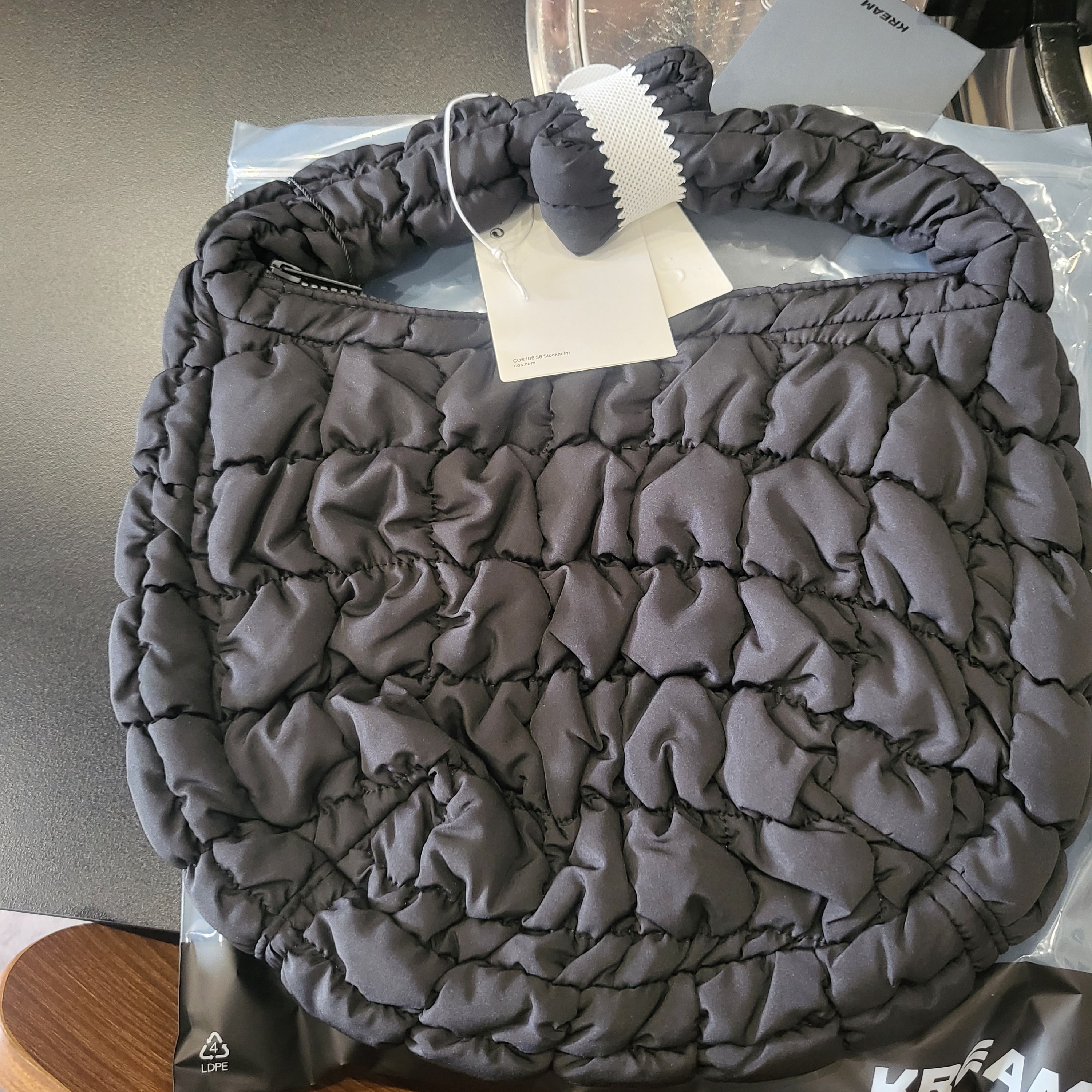 COS Quilted Mini Bag Black 착용 스타일 - 2