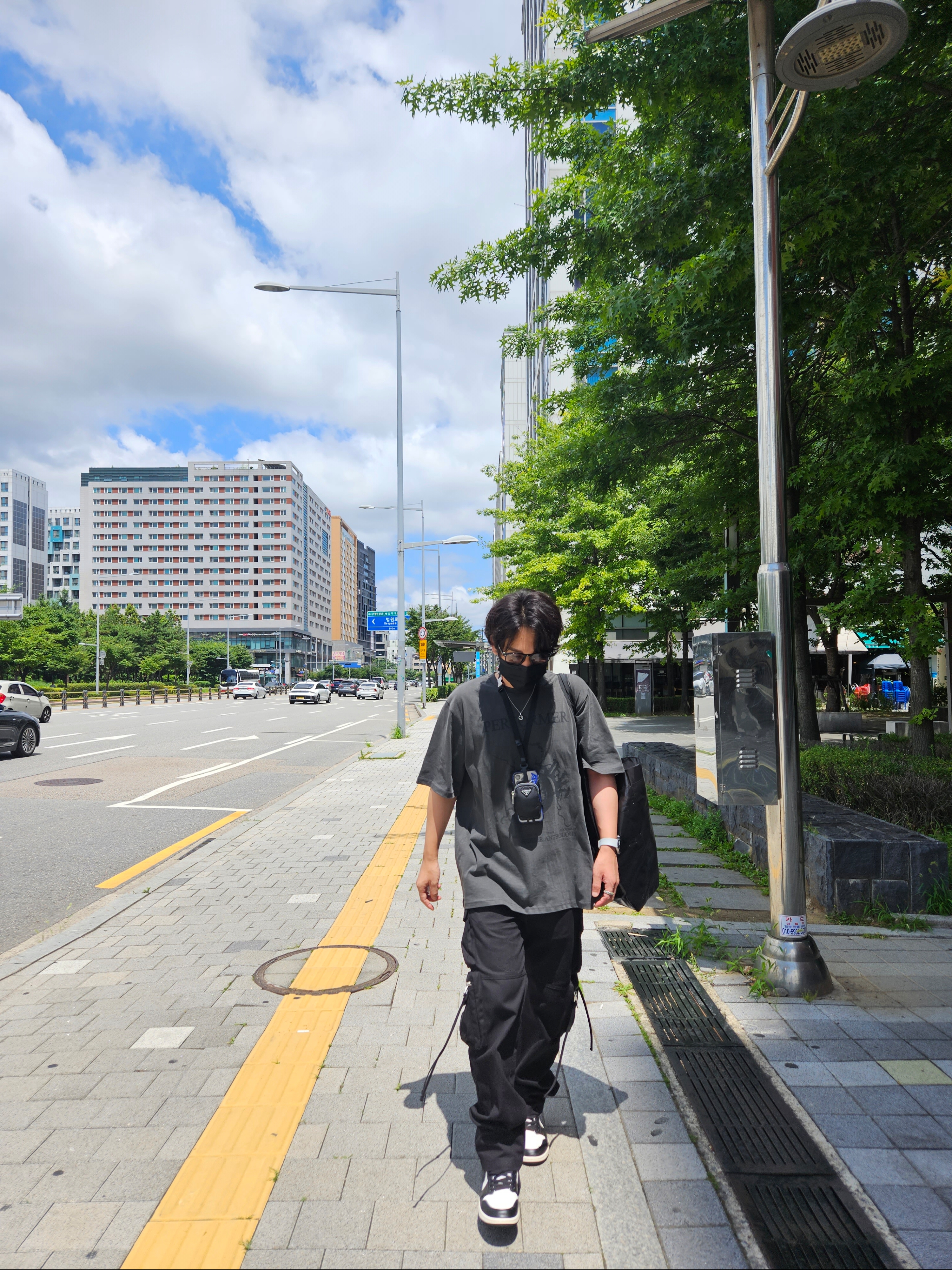 Undermycar Bombyx Multi Cargo Double Zip Pants Raven - 23SS, Undermycar Higher Anthology Graphic T-Shirt Black - 23SS 착용 스타일