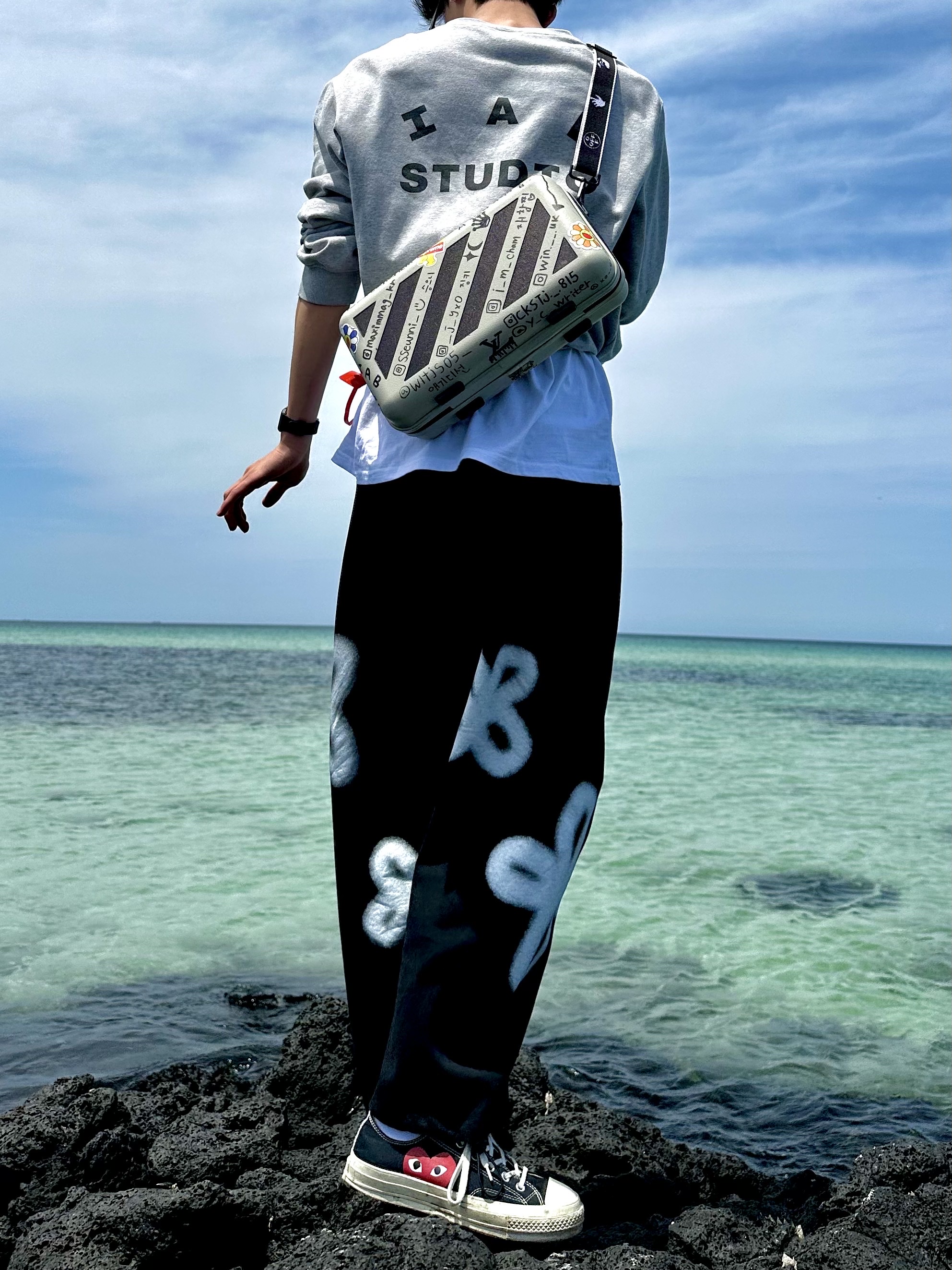 IAB Studio Long Sleeve Gray, Off-White x Amore Pacific Protection Box (Without Cosmetics) 착용 스타일 - 1