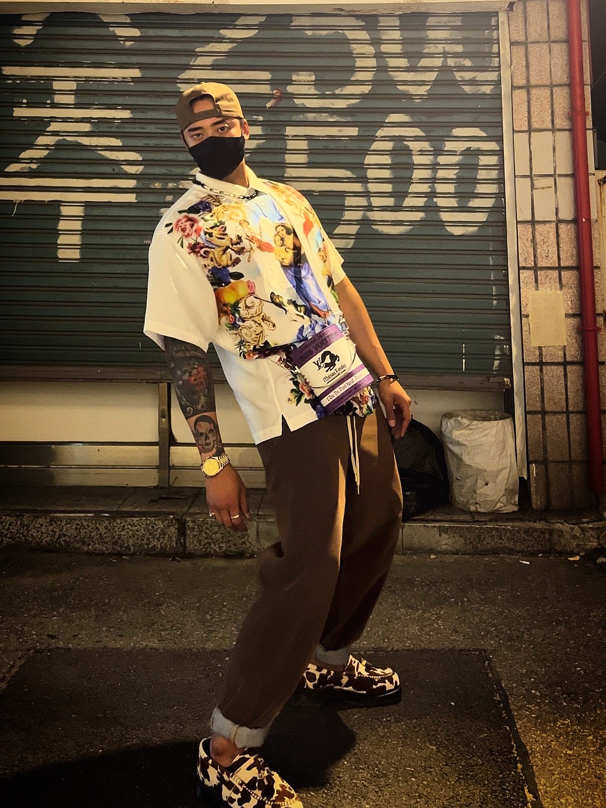 Supreme Heavenly Silk Polo White - 22FW, Supreme Flocked Regular Jean Gold - 23SS 착용 스타일 - 4