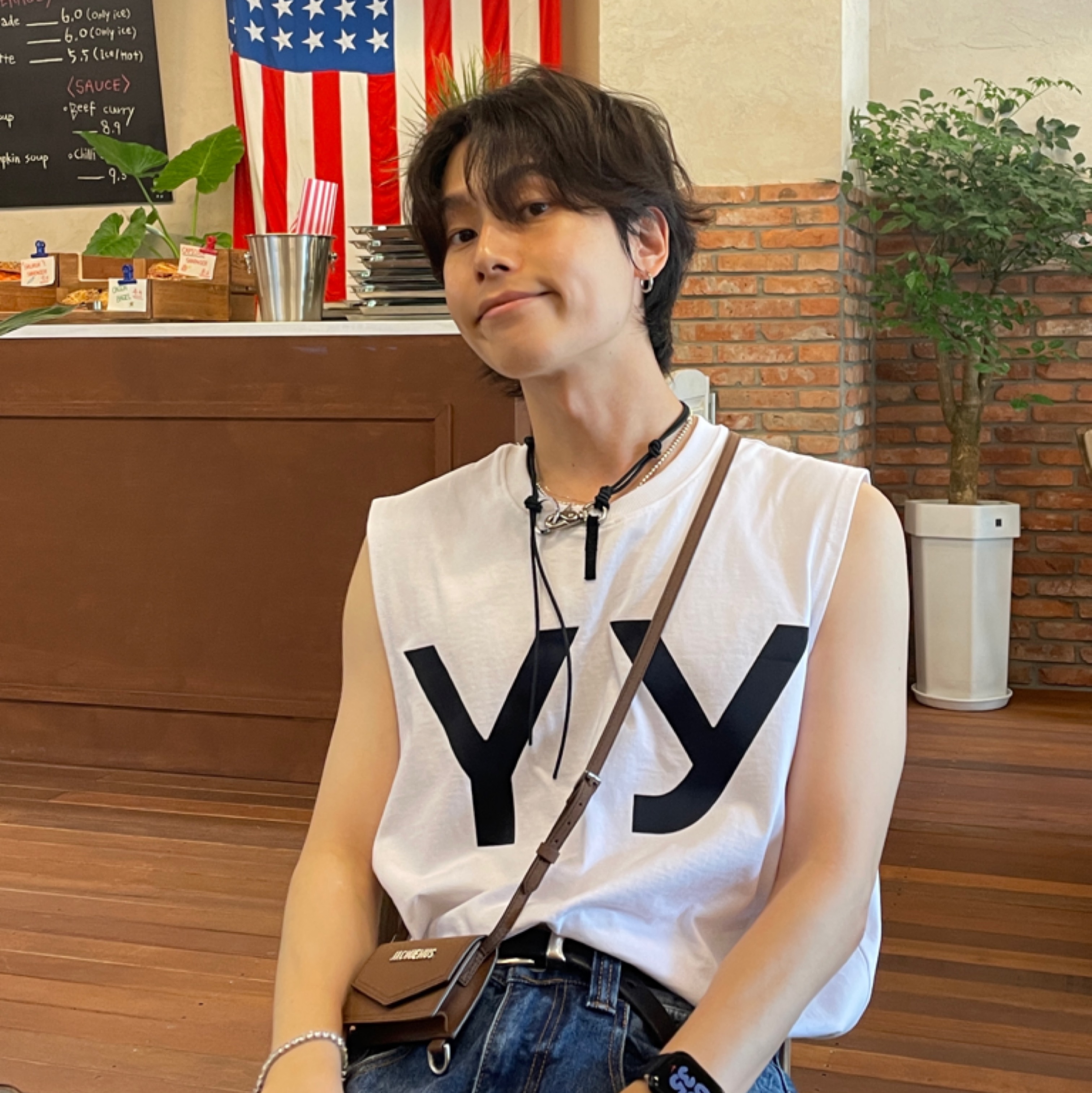 Jacquemus Le Porte Azur Envelope Neck Pouch Light Brown, Our Legacy Belt 2cm Leather Black 착용 스타일 - 3