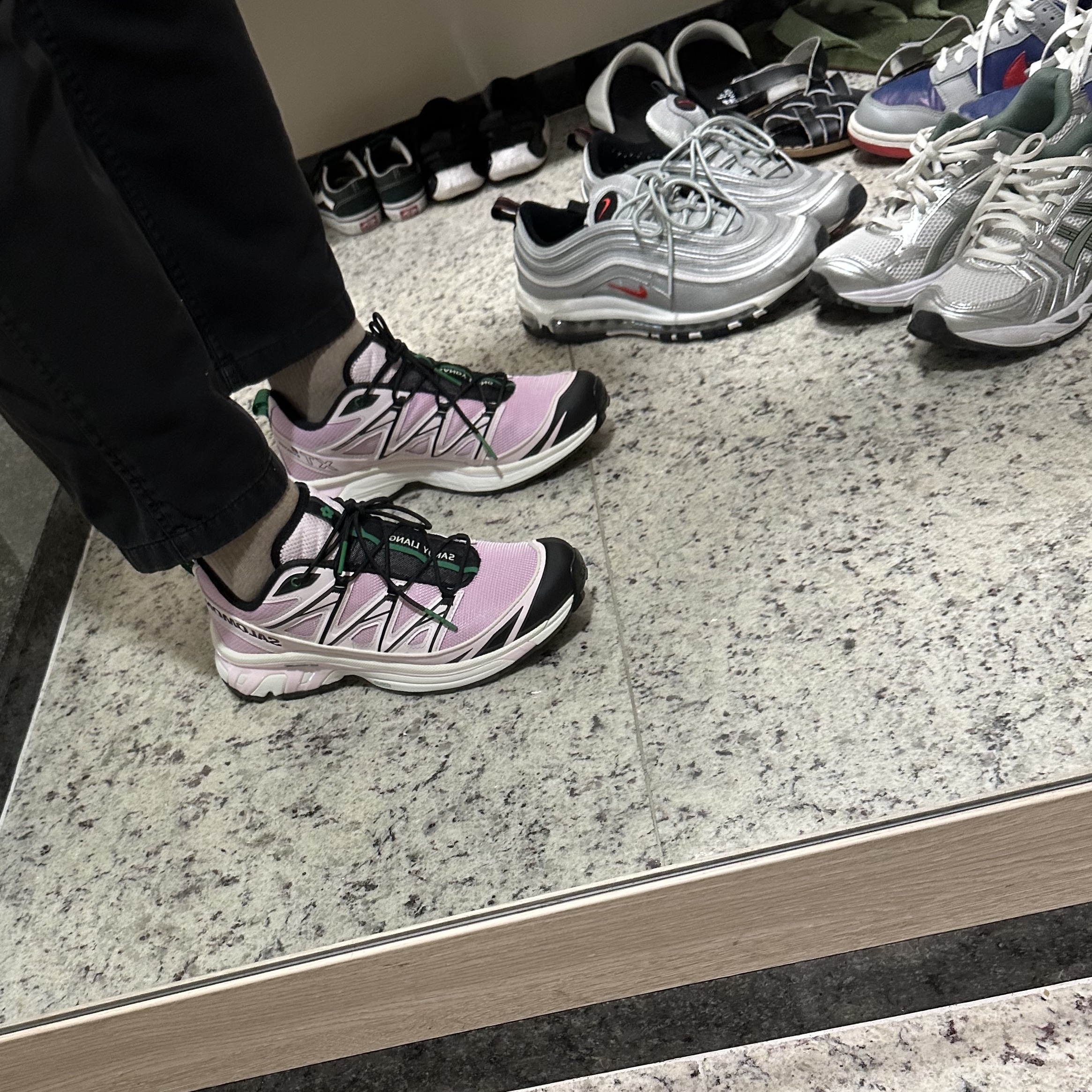 Salomon x Sandy Liang XT-6 Expanse Cradle Pink, Asics Gel-Kayano 14 White Slate Grey 착용 스타일 - 1