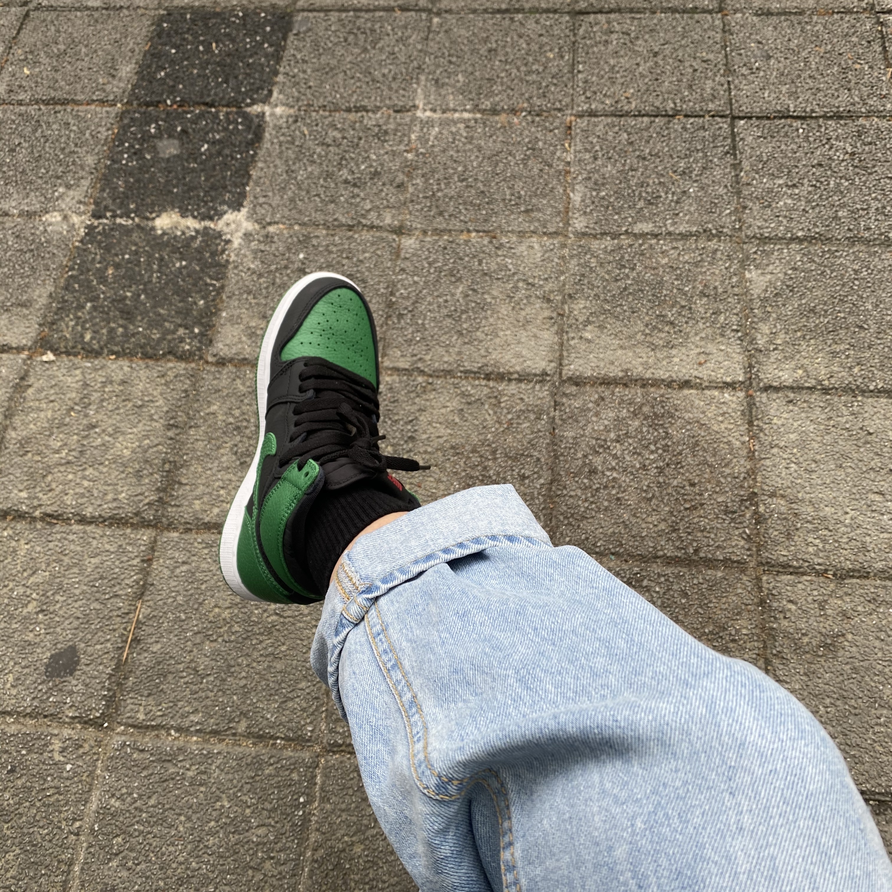 (GS) Jordan 1 Retro High OG Pine Green Black, Jordan 1 Retro High OG Pine Green Black 착용 스타일 - 1