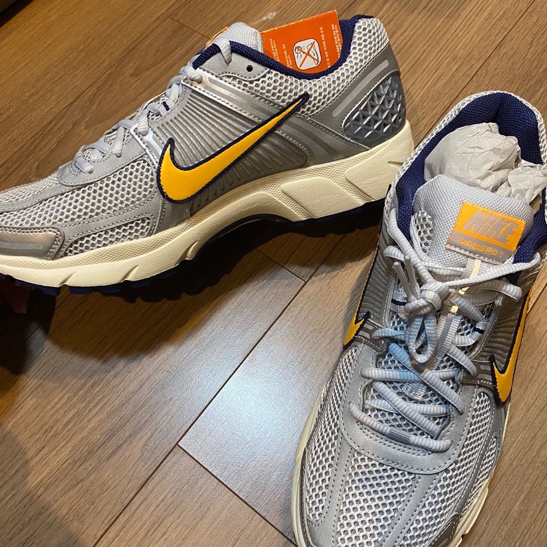 Nike Zoom Vomero 5 Pure Platinum and Laser Orange 착용 스타일 - 3