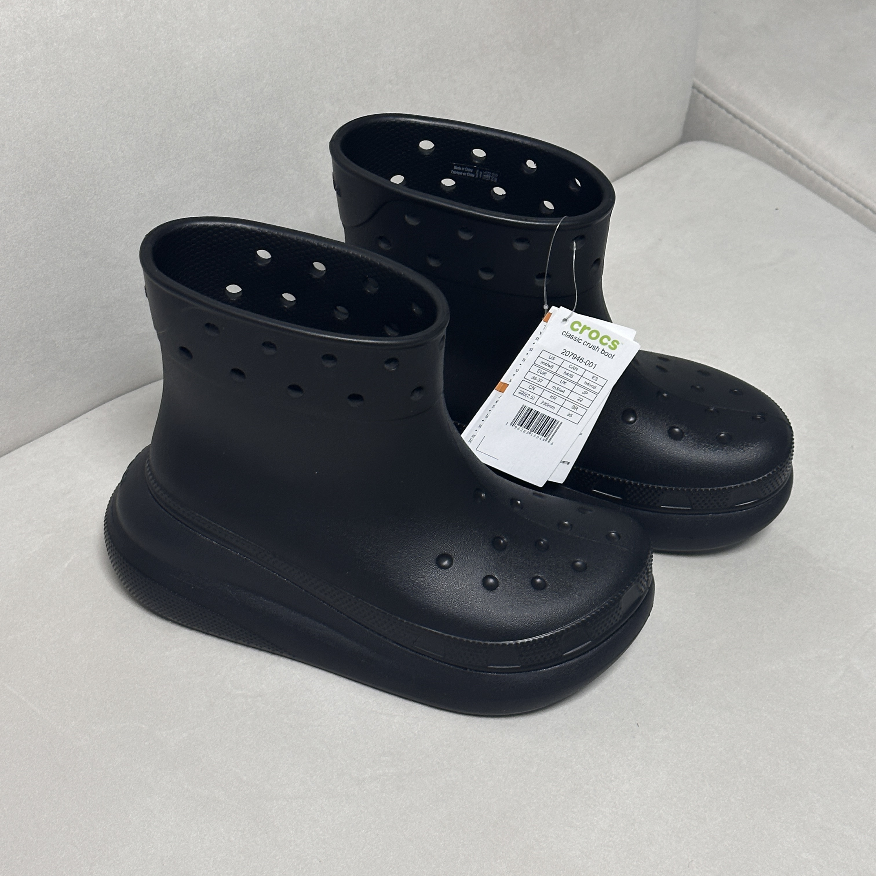 Crocs Classic Crush Boot Black 착용 스타일