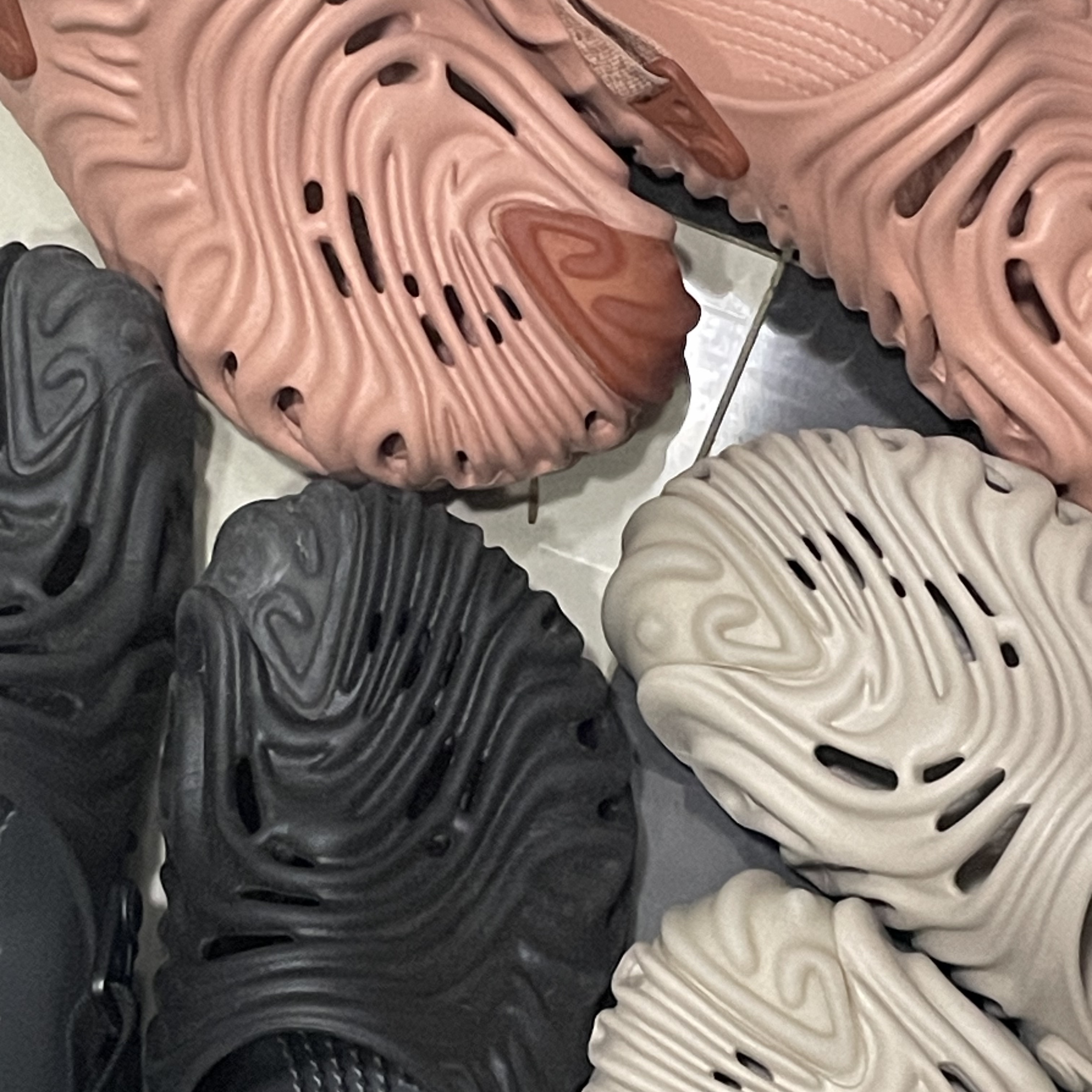 Crocs x Salehe Bembury Pollex Clog Horchata, Crocs x Salehe Bembury Pollex Clog Kuwata 착용 스타일