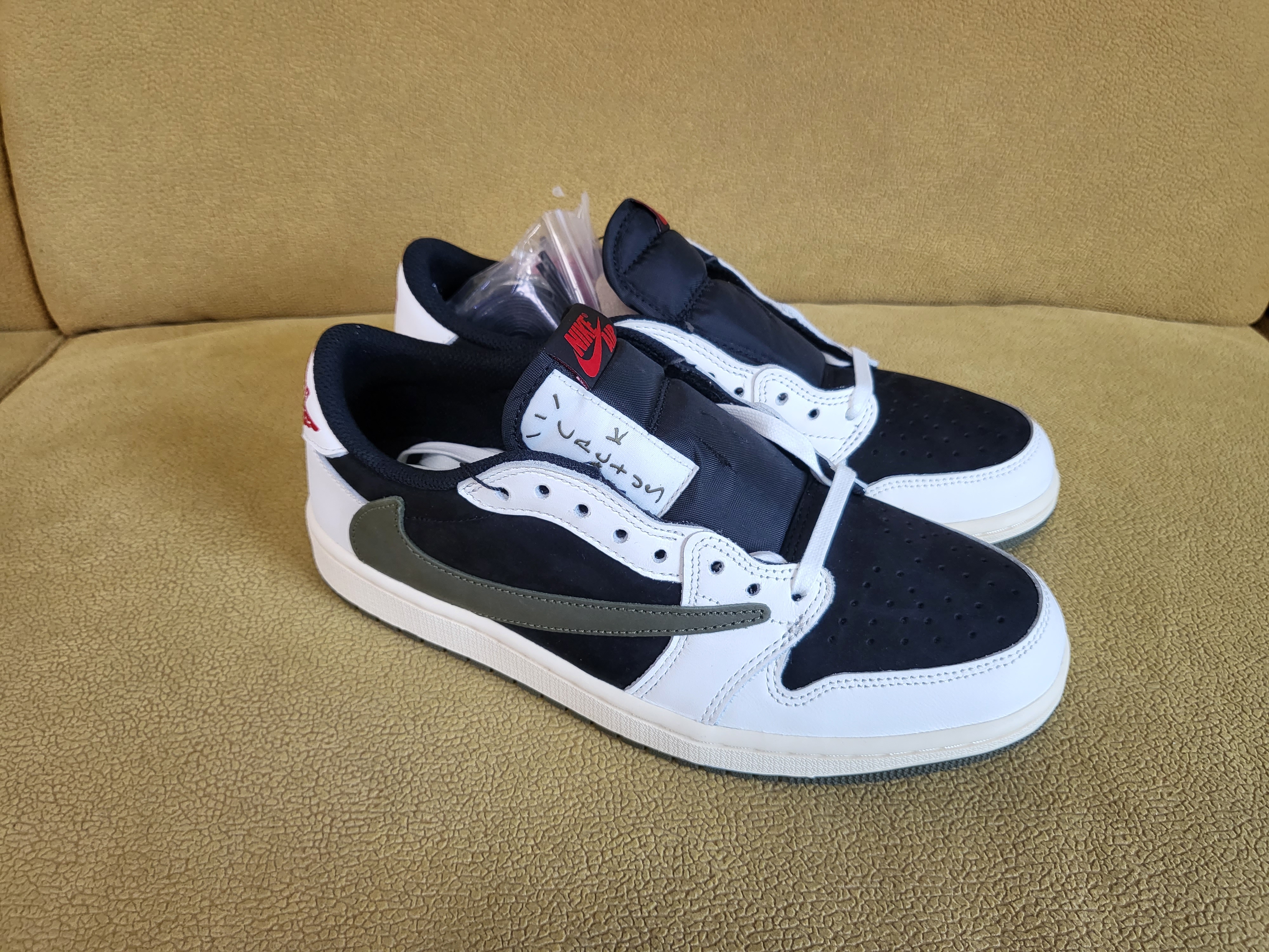 (W) Jordan 1 x Travis Scott Retro Low OG SP Medium Olive 착용 스타일 - 1
