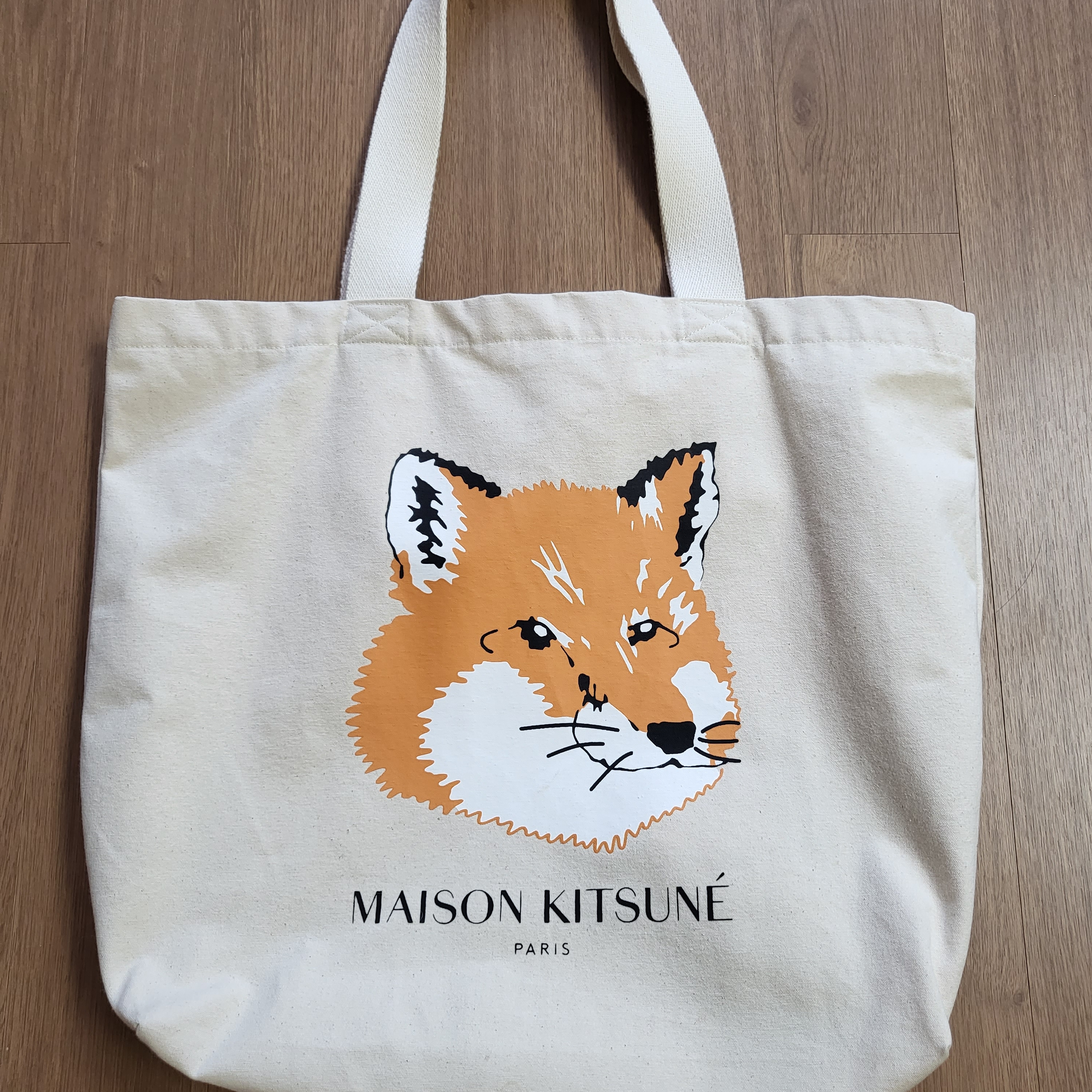 Maison Kitsune Fox Head Tote Bag Ecru 착용 스타일