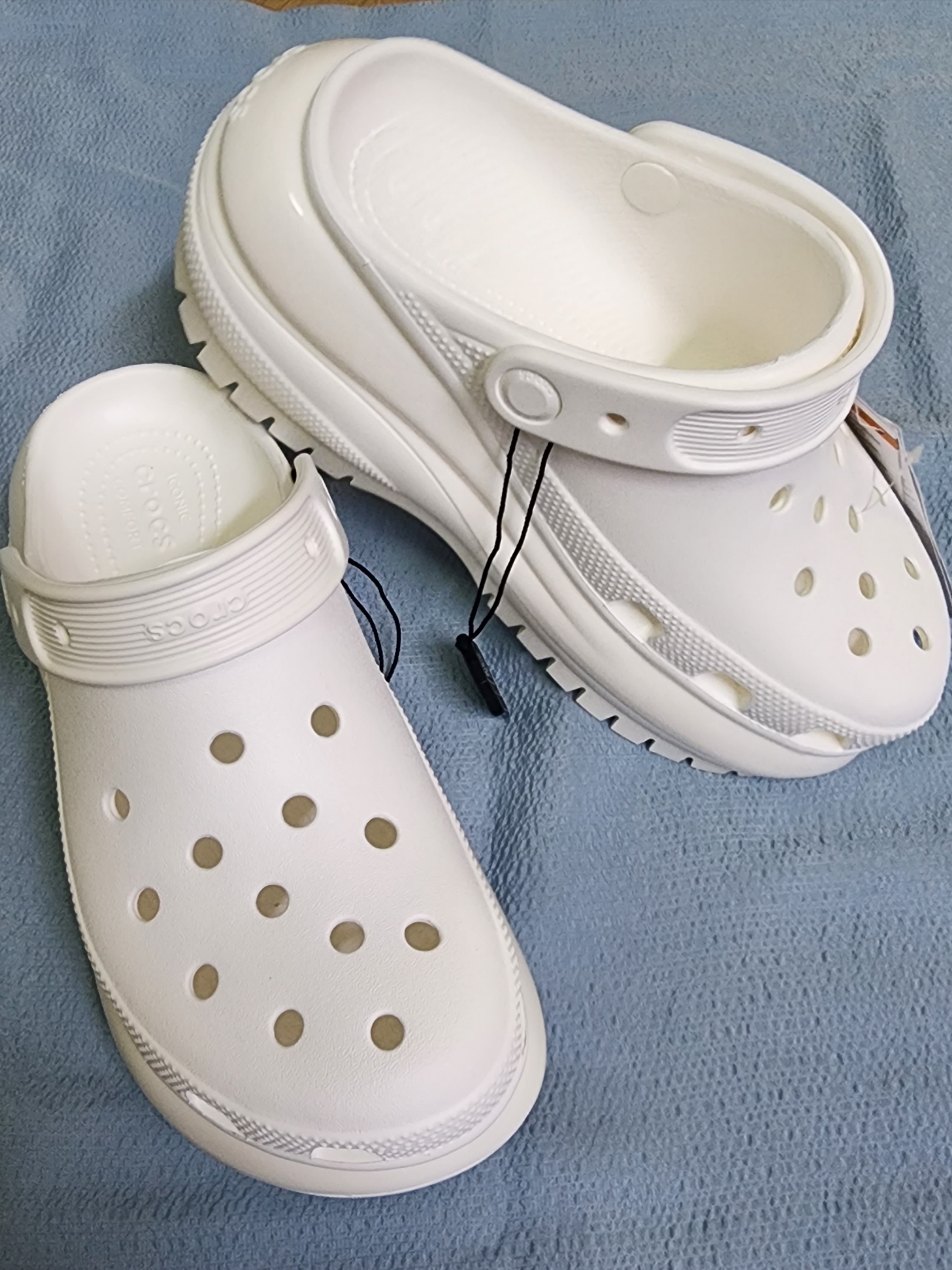 (W) Crocs Classic Mega Crush Clog White 착용 스타일