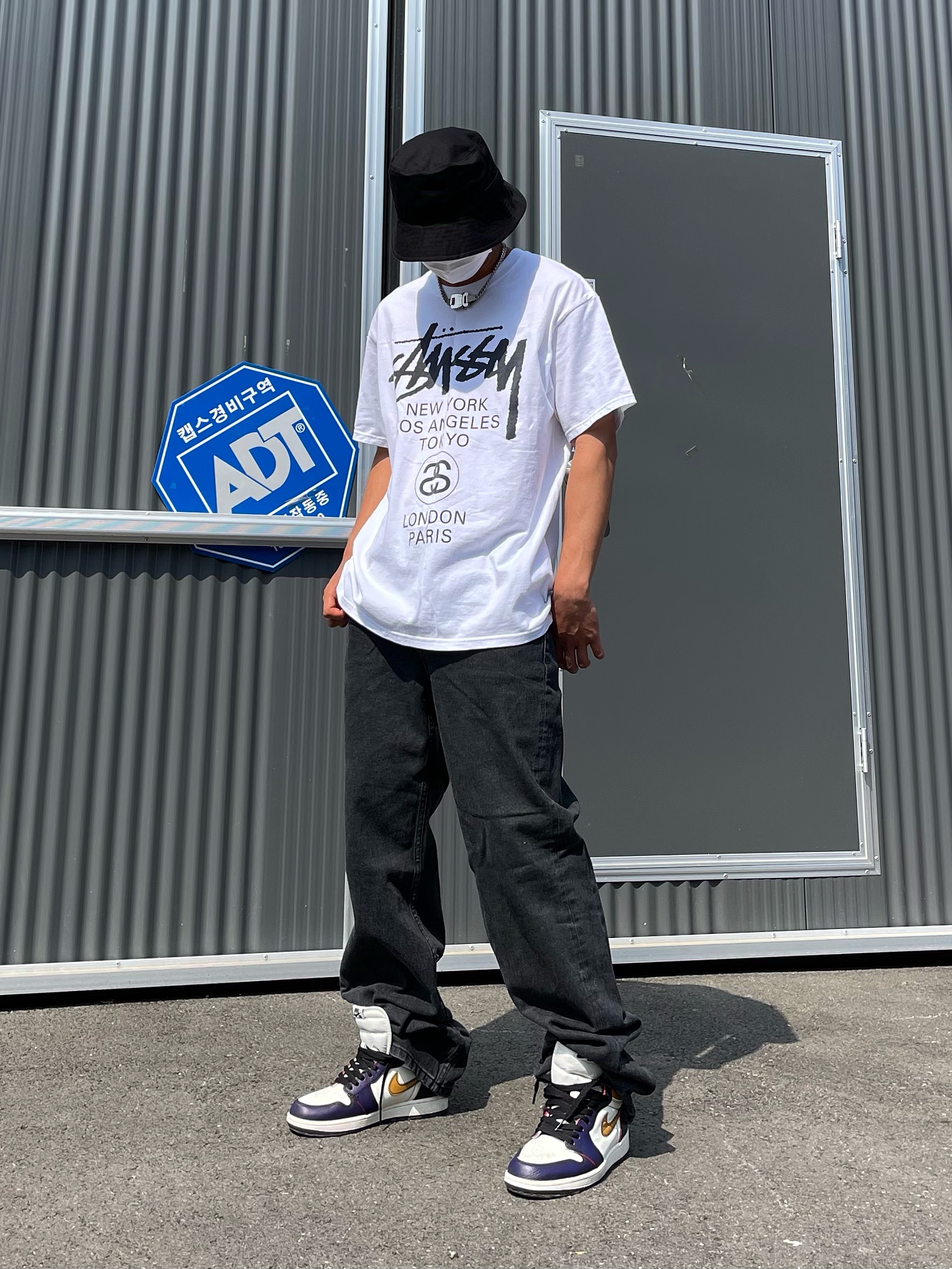 Stussy World Tour T-Shirt White, Jordan 1 Retro High OG Defiant SB LA to Chicago 착용 스타일