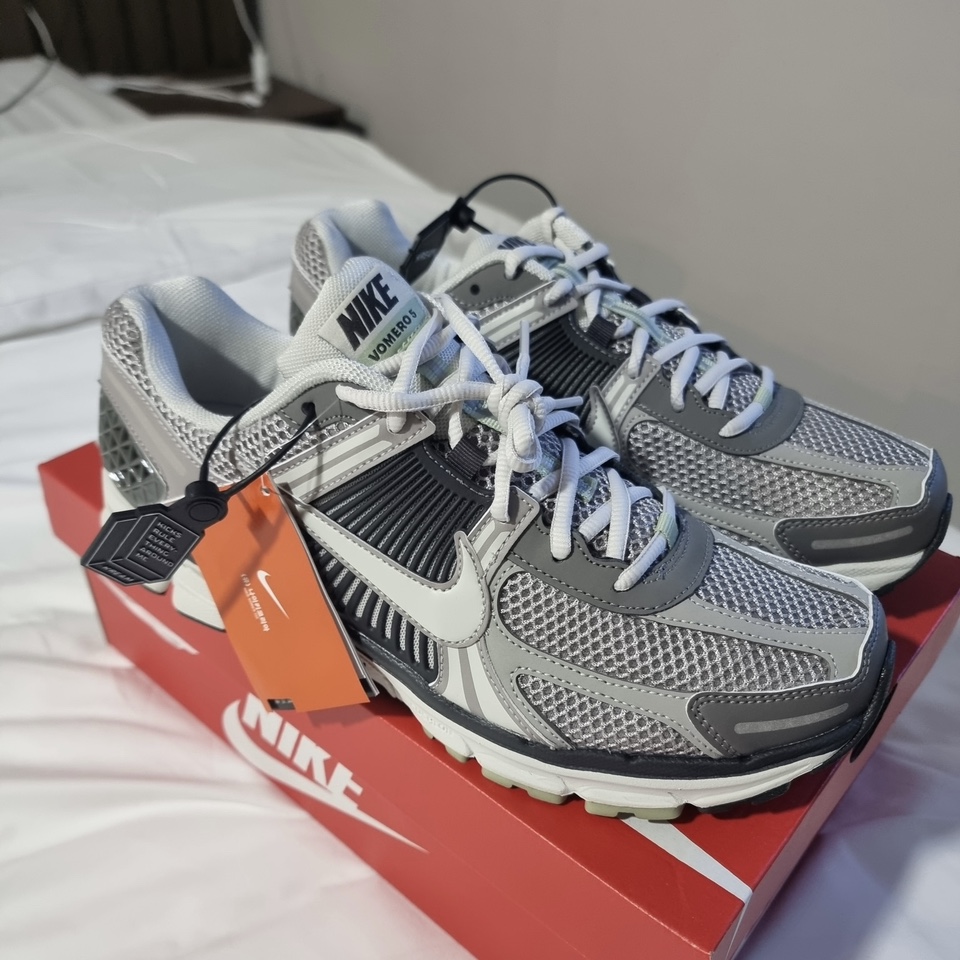 (W) Nike Zoom Vomero 5 Cobblestone and Flat Pewter 착용 스타일