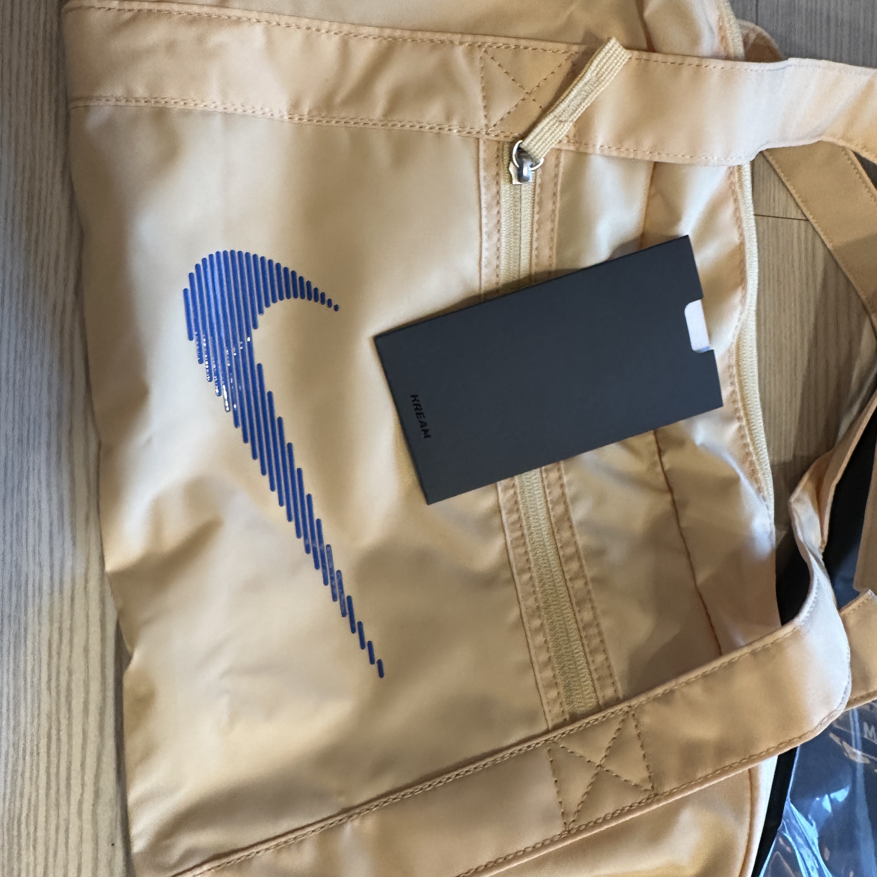 Nike Gym Club Duffle Bag 24L Pale Vanilla 착용 스타일 - 1