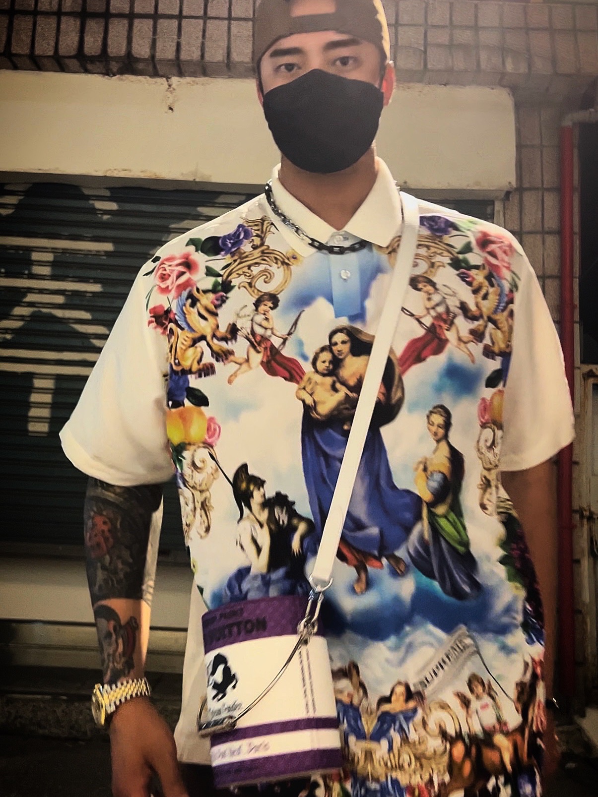 Supreme Heavenly Silk Polo White - 22FW, Supreme Flocked Regular Jean Gold - 23SS 착용 스타일 - 5