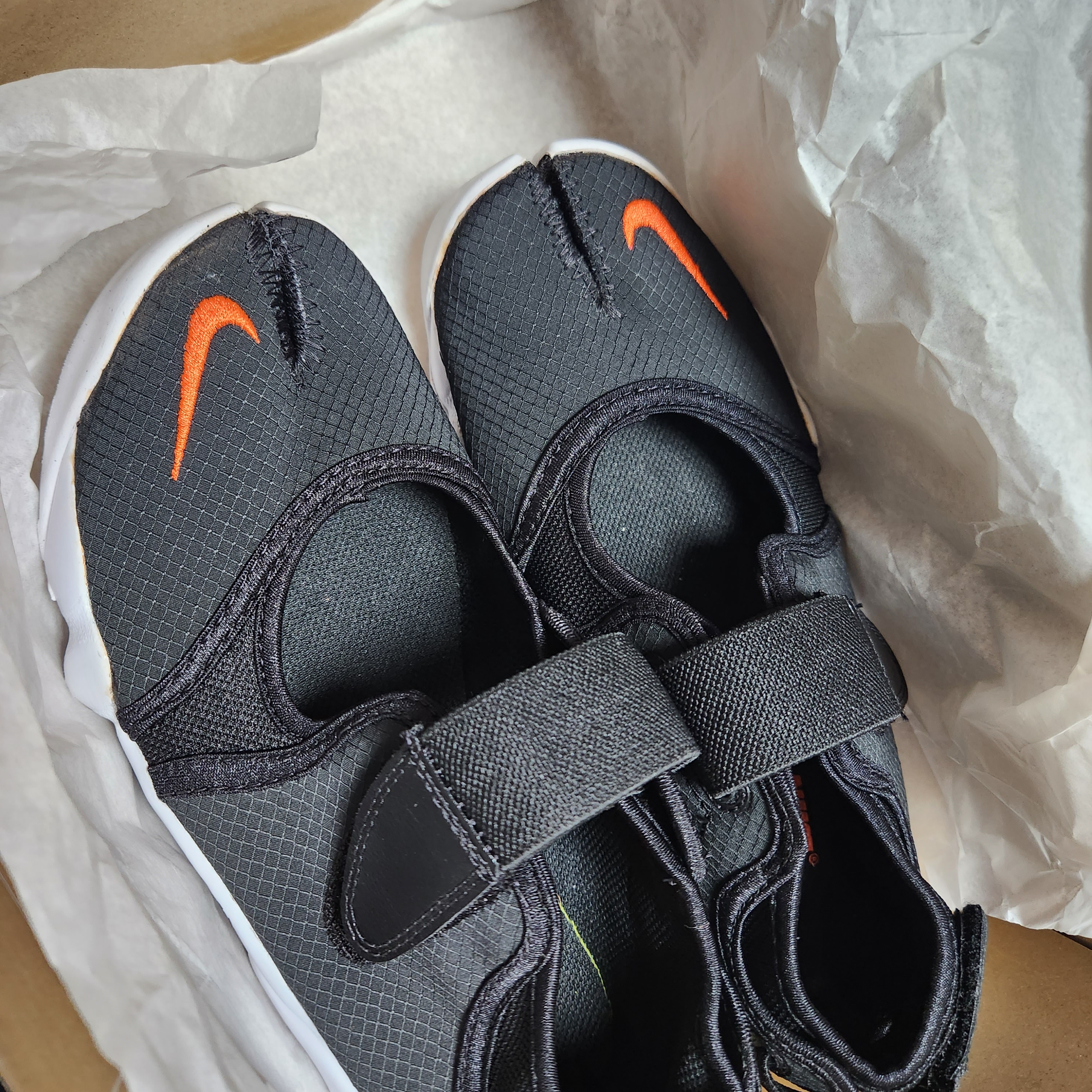 (W) Nike Air Rift Breathe Black 착용 스타일 - 1