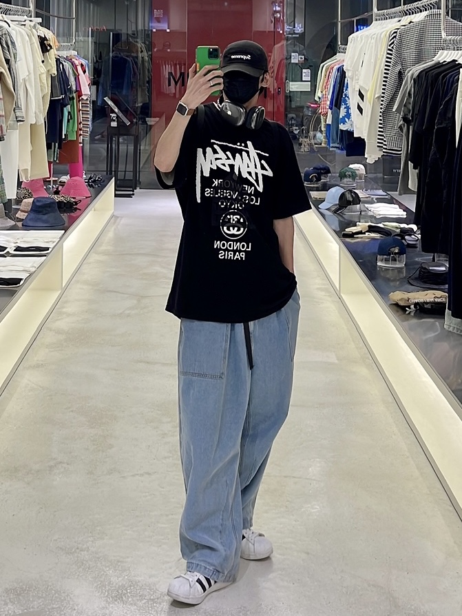 Adidas Superstar White Black, Stussy DSM World Tour T-Shirt Black 착용 스타일 - 1