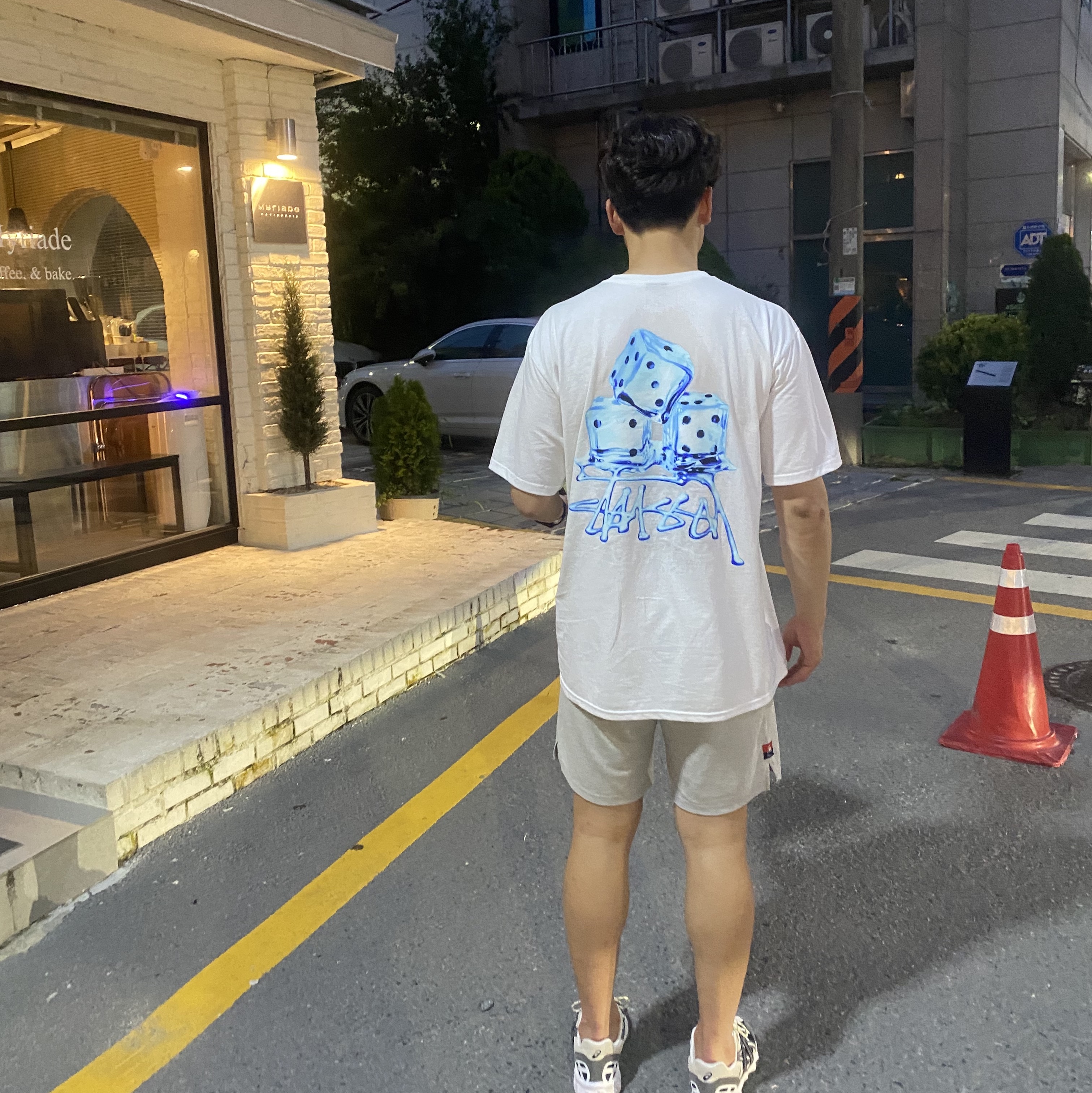 Stussy Melted T-Shirt White 착용 스타일 - 1