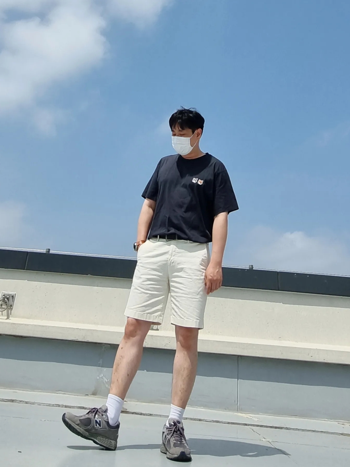 Maison Kitsune Double Fox Head Patch Classic T-Shirt Anthracite, New Balance 2002R Gray 착용 스타일 - 1
