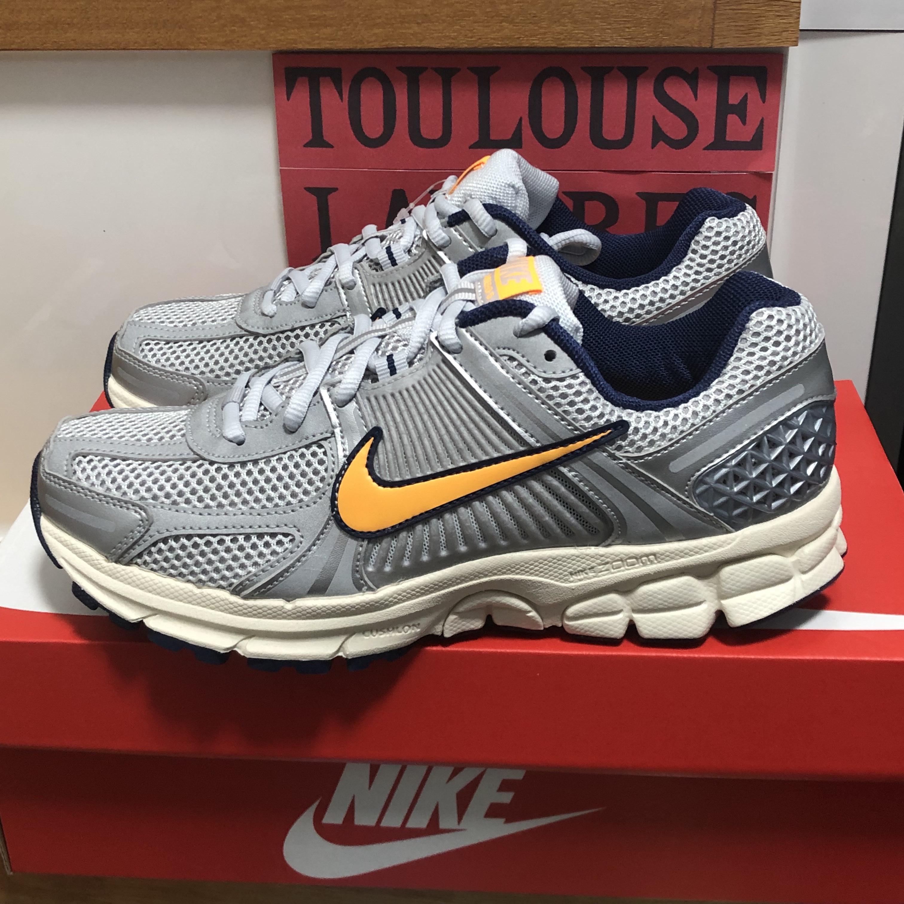 Nike Zoom Vomero 5 Pure Platinum and Laser Orange 착용 스타일