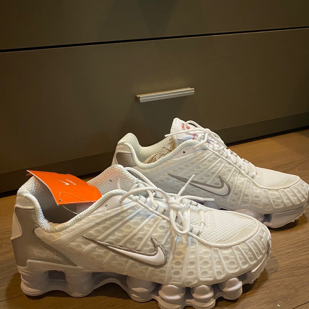 (W) Nike Shox TL White and Max Orange 착용 스타일 - 2