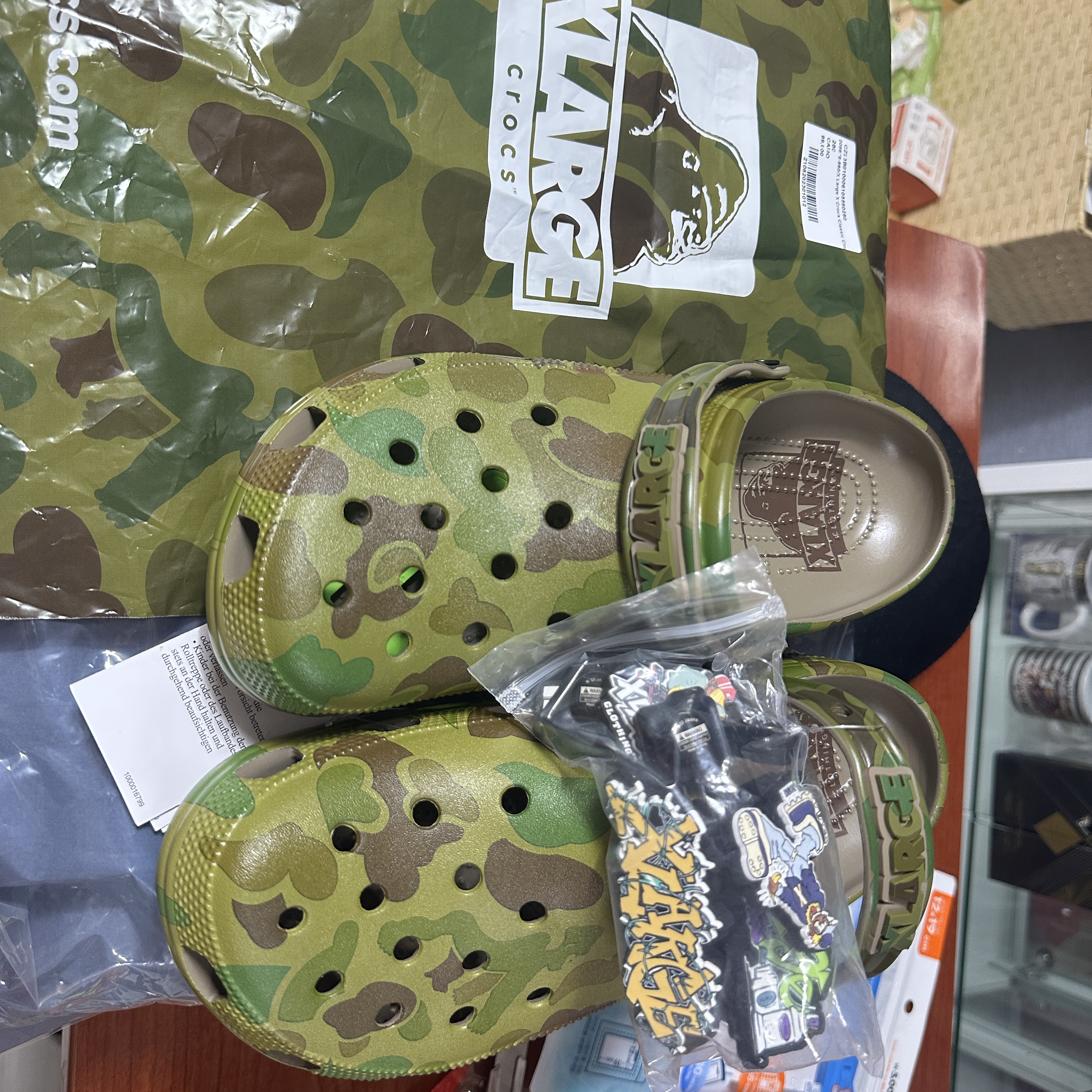 Crocs x XLarge Classic Clog Camo 착용 스타일 - 1