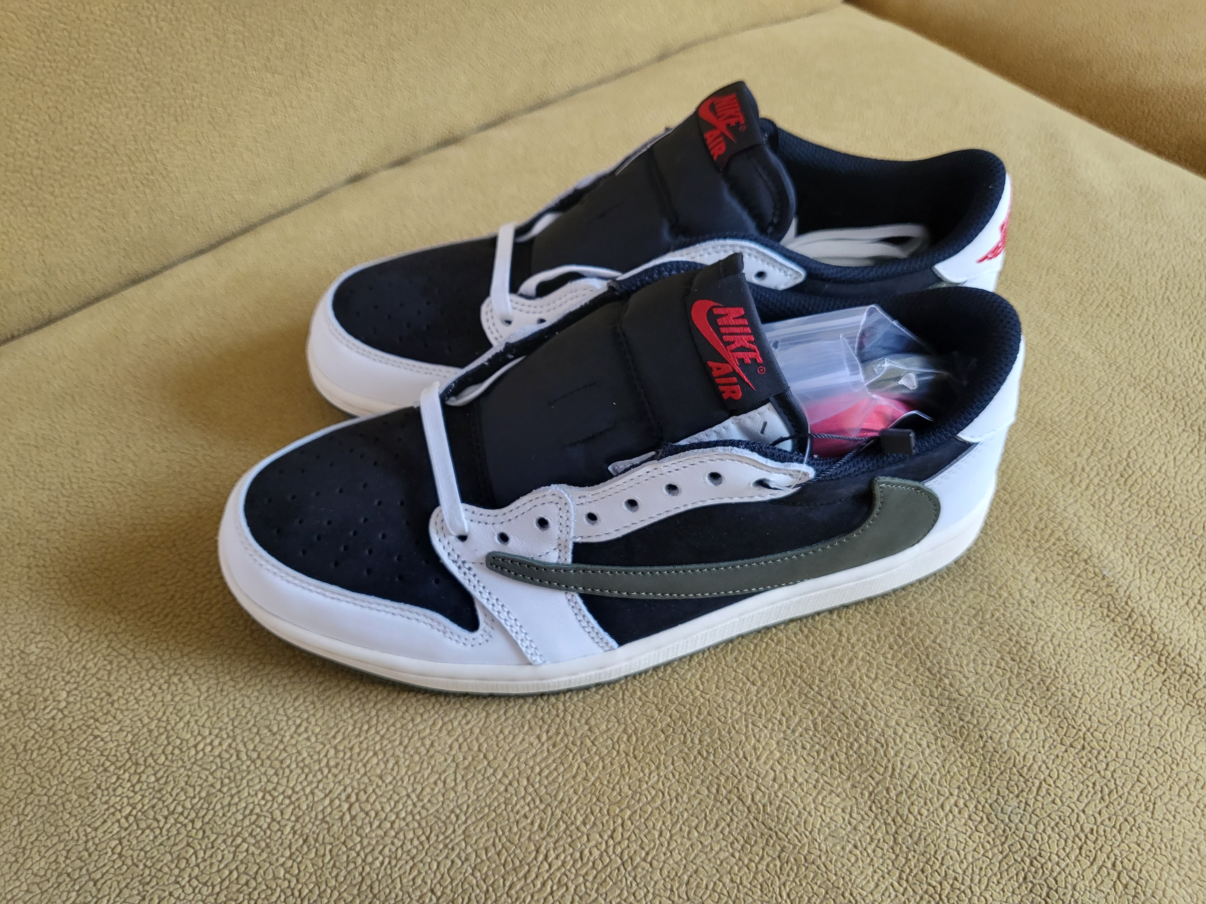 (W) Jordan 1 x Travis Scott Retro Low OG SP Medium Olive 착용 스타일 - 2