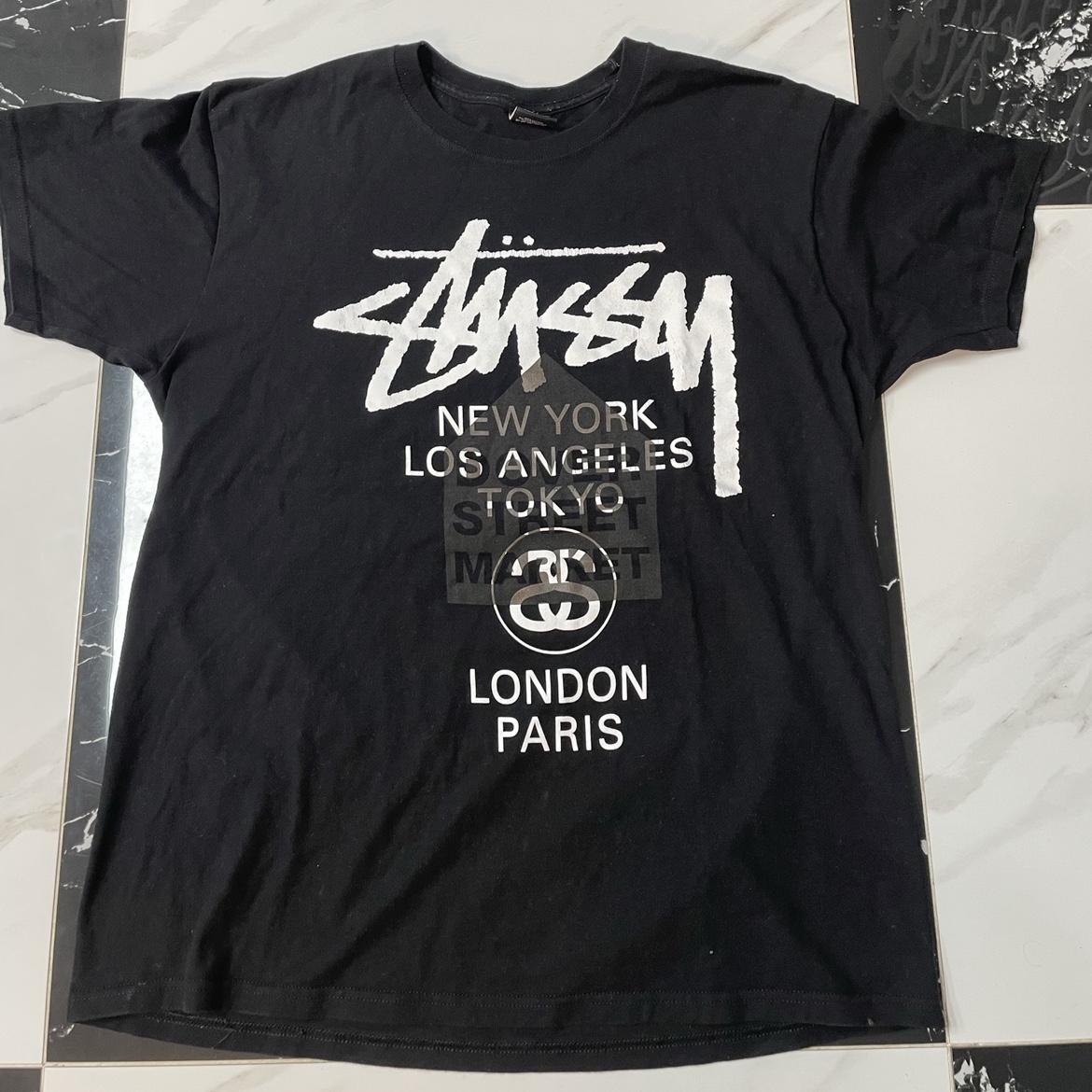 Stussy DSM World Tour T-Shirt Black 착용 스타일 - 1