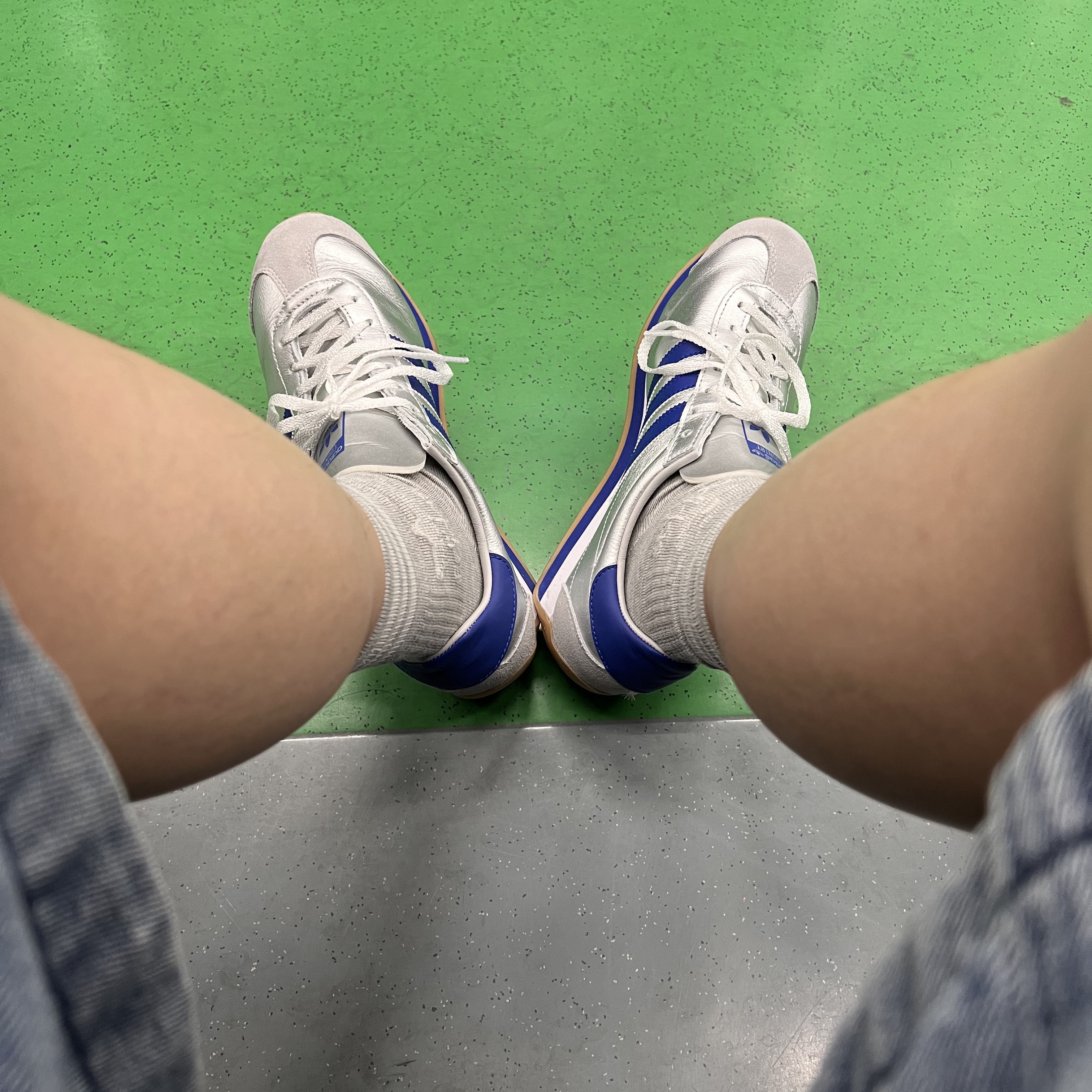 Adidas Country OG Matte Silver Bright Blue 착용 스타일