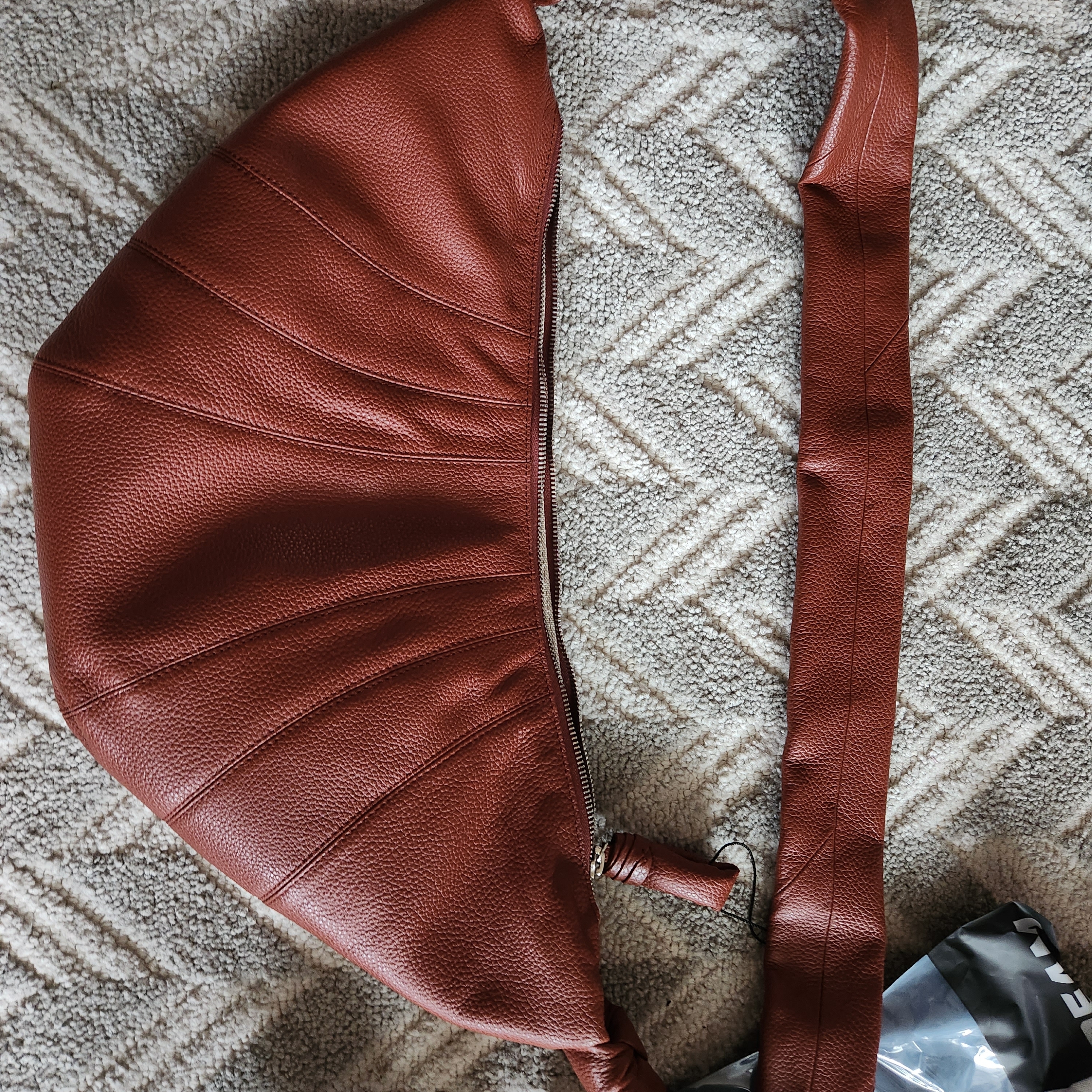 Lemaire Medium Croissant Bag Soft Grained Leather Brick Brown 착용 스타일