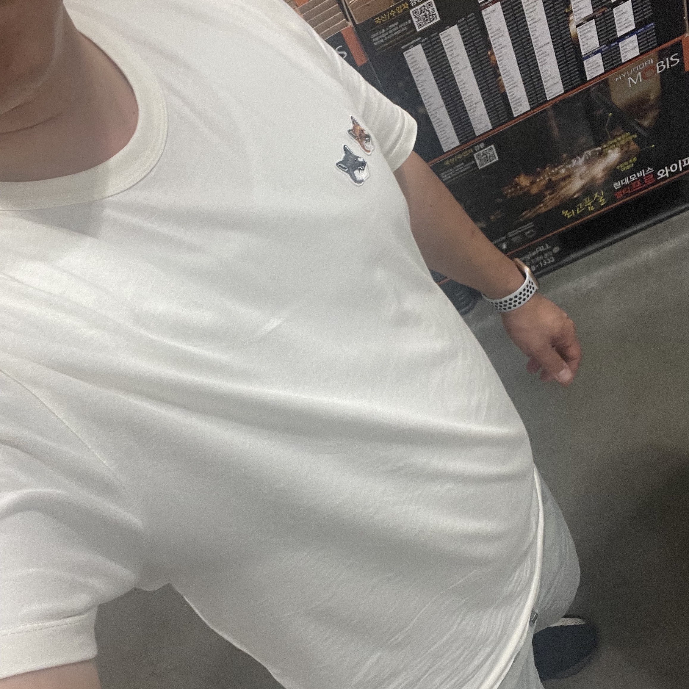 Maison Kitsune Double Fox Head Patch Classic T-Shirt Latte, Adidas Yeezy Boost 350 V2 Core Black White 2016 착용 스타일