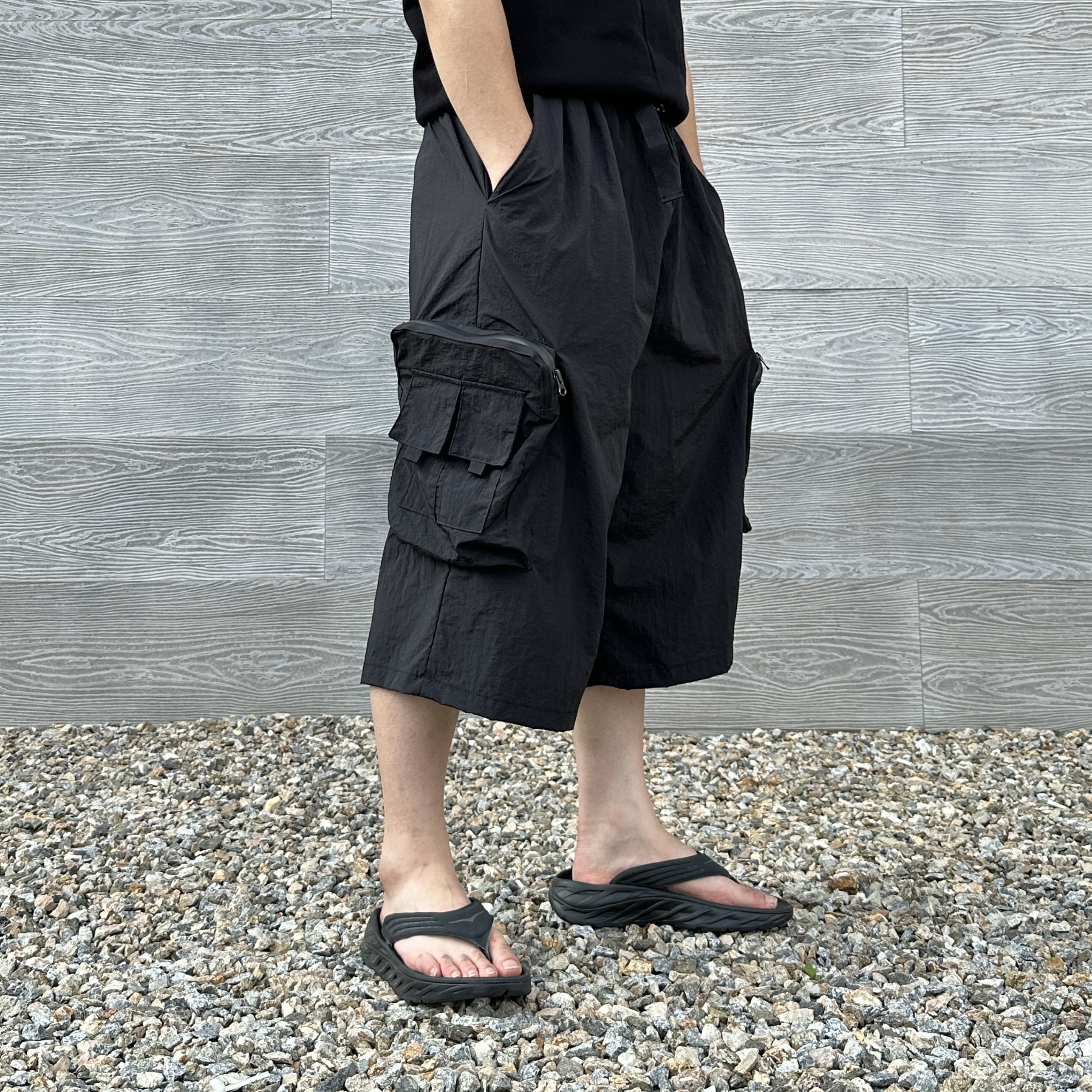 Hoka Ora Recovery Flip Black 착용 스타일 - 4
