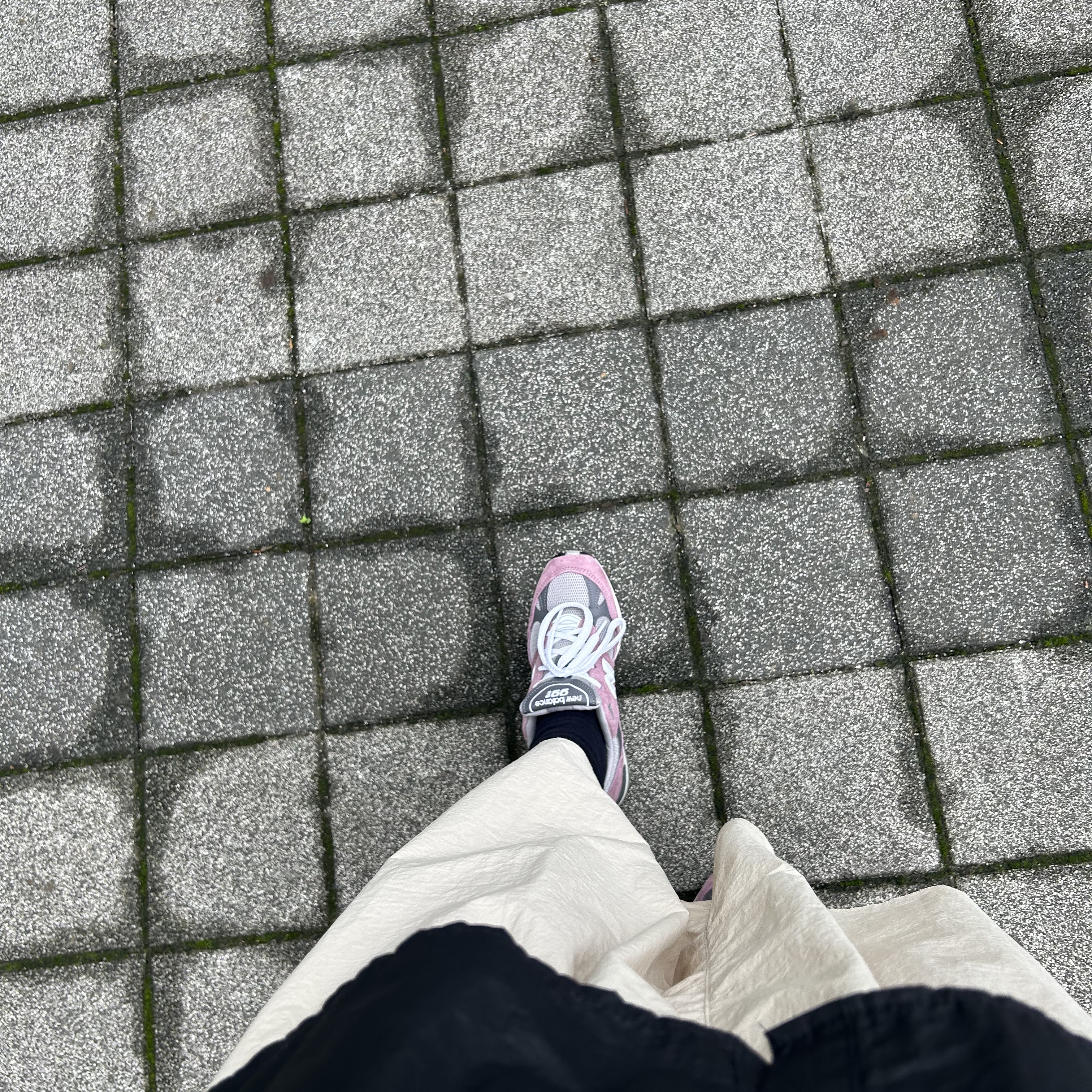 (W) New Balance 991 Made in UK Pink Grey 착용 스타일 - 1