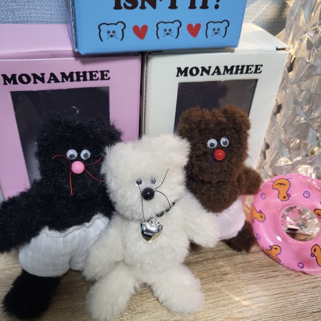 Monamhee Beulpingi Keyring with White Pants Black, Monamhee Bred Keyring with Pink Pants Brown 착용 스타일 - 1