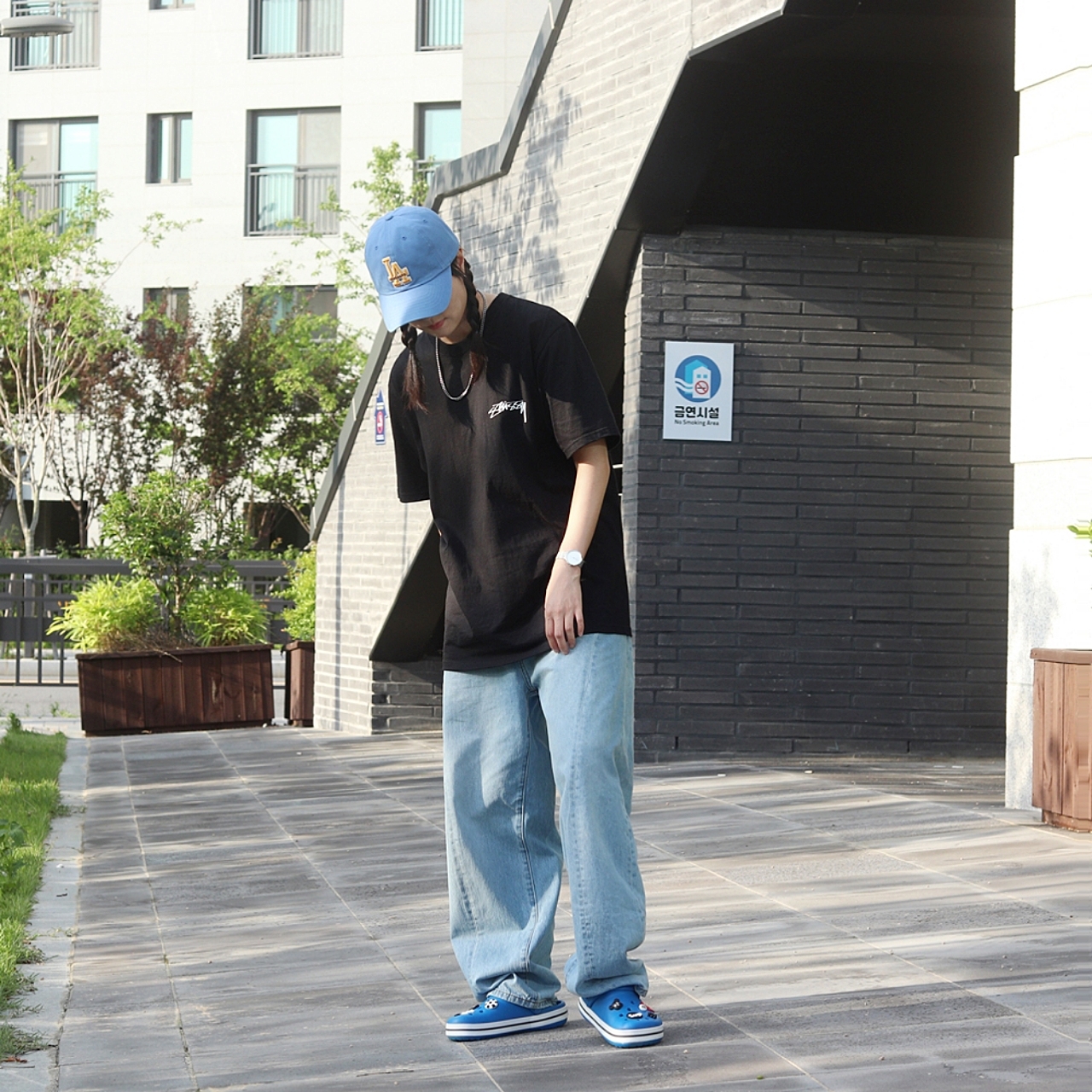 Crocs Crocband Clog Bright Cobalt Charcoal, Stussy Sphinx T-shirt Black 착용 스타일 - 2